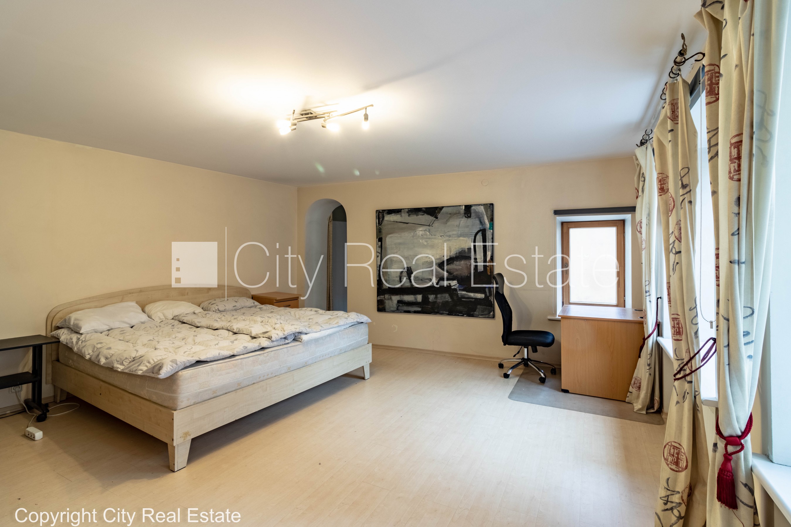 Sludinājumi. Fasādes māja, renovēta māja, ieeja no ielas, kāpņu telpa pēc kosmētiskā remonta, logi vērsti mājas Cena: 1200 EUR/mēn Foto #6