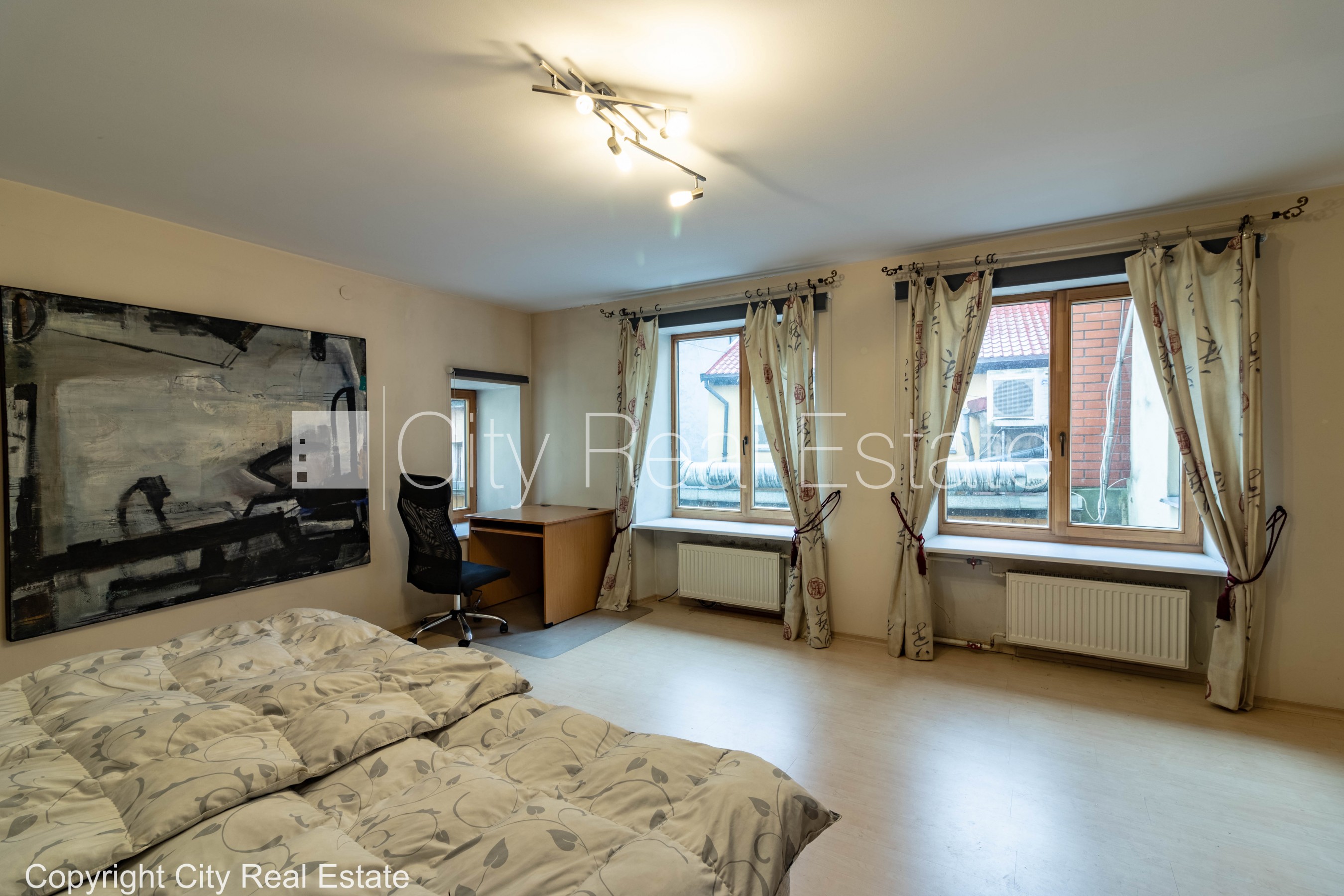 Sludinājumi. Fasādes māja, renovēta māja, ieeja no ielas, kāpņu telpa pēc kosmētiskā remonta, logi vērsti mājas Cena: 1200 EUR/mēn Foto #5