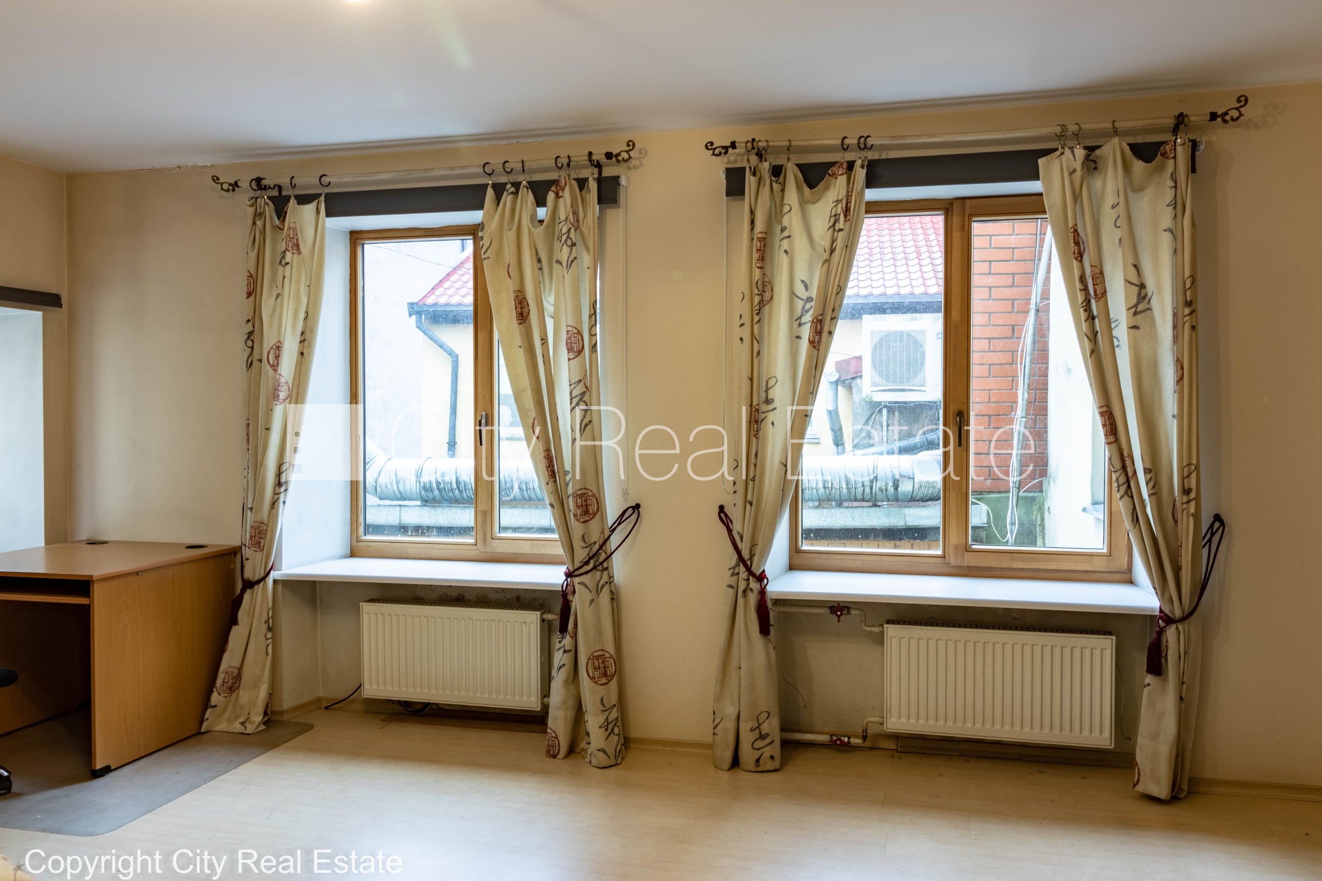 Sludinājumi. Fasādes māja, renovēta māja, ieeja no ielas, kāpņu telpa pēc kosmētiskā remonta, logi vērsti mājas Cena: 1200 EUR/mēn Foto #7