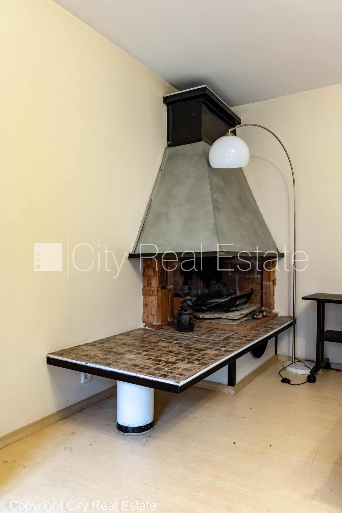 Sludinājumi. Fasādes māja, renovēta māja, ieeja no ielas, kāpņu telpa pēc kosmētiskā remonta, logi vērsti mājas Cena: 1200 EUR/mēn Foto #10