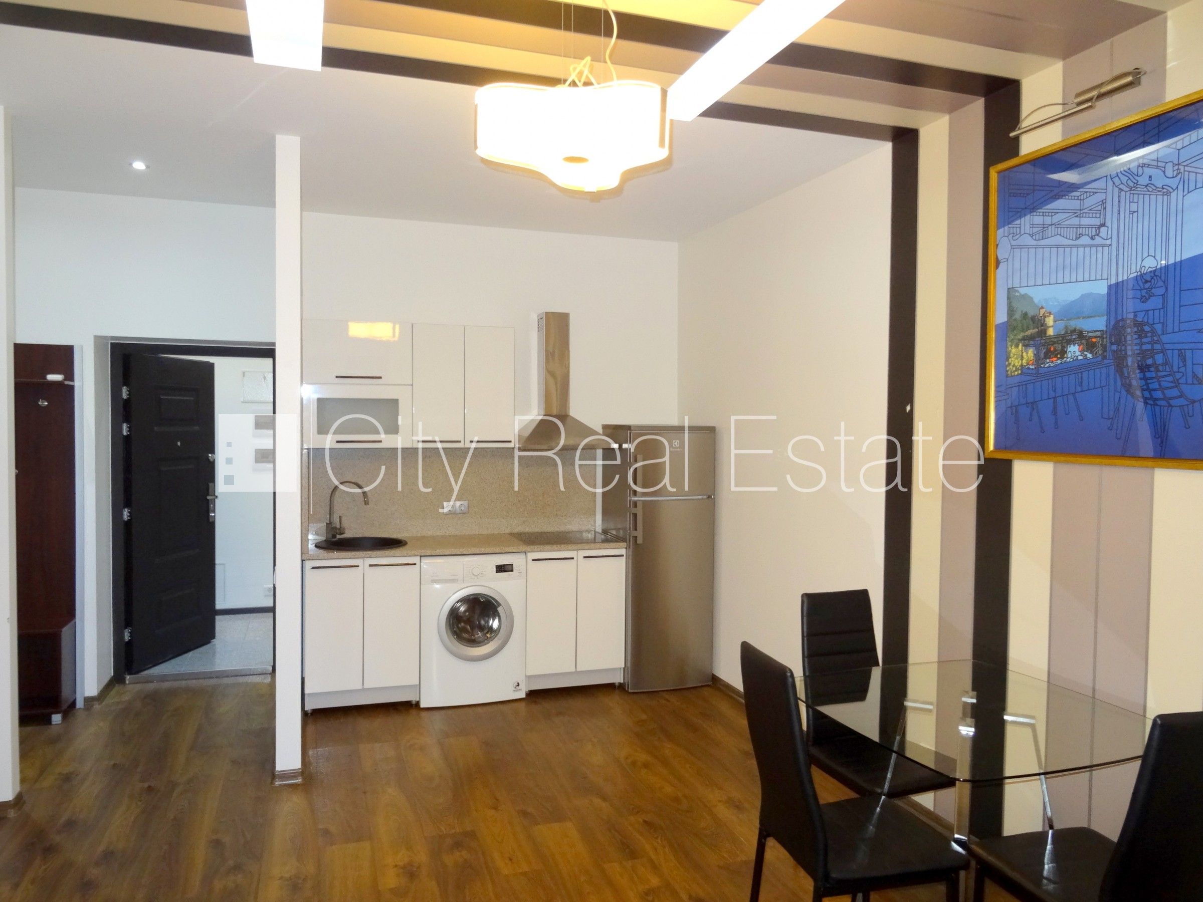 Sludinājumi. Projekts - Aleksandra Čaka 33, pagalma ēka, renovēta māja, labiekārtots apzaļumots pagalms, kāpņu Cena: 400 EUR/mēn Foto #1