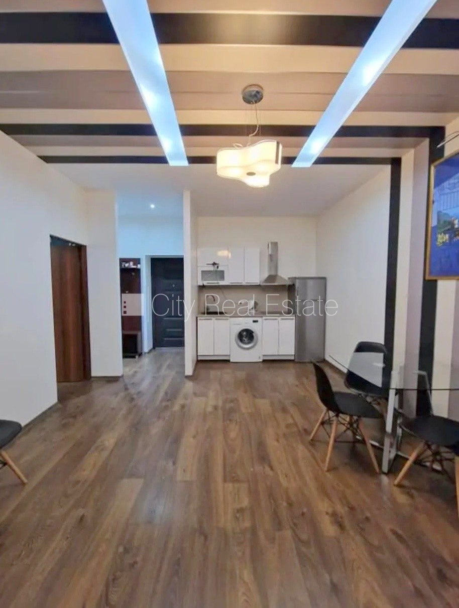 Sludinājumi. Projekts - Aleksandra Čaka 33, pagalma ēka, renovēta māja, labiekārtots apzaļumots pagalms, kāpņu Cena: 400 EUR/mēn Foto #2