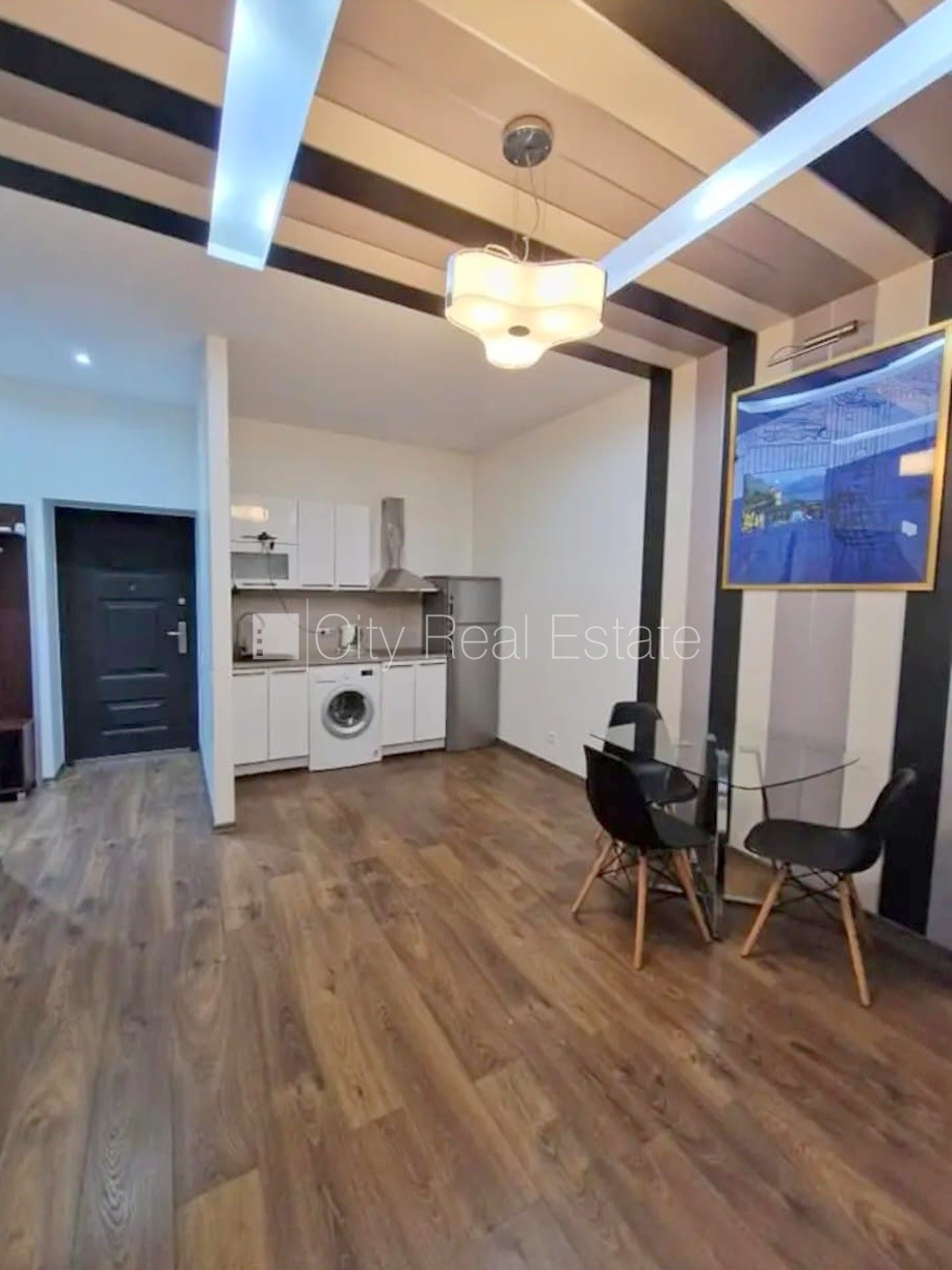 Sludinājumi. Projekts - Aleksandra Čaka 33, pagalma ēka, renovēta māja, labiekārtots apzaļumots pagalms, kāpņu Cena: 400 EUR/mēn Foto #4