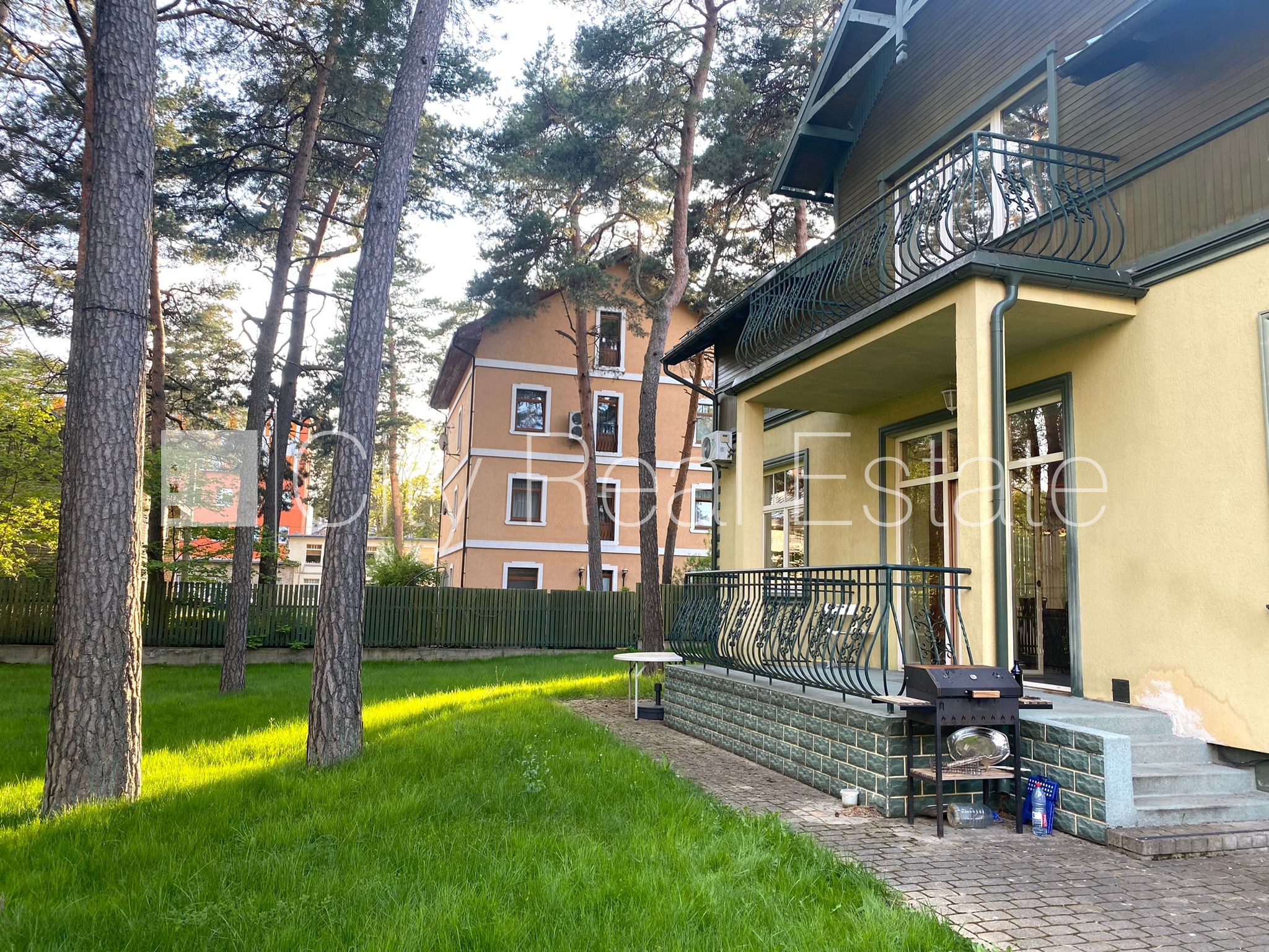 Объявление. Благоустроенная озеленённая территория, закрытая территория, гараж на одну машину, два балкона, Цена: 700000 EUR Foto #4