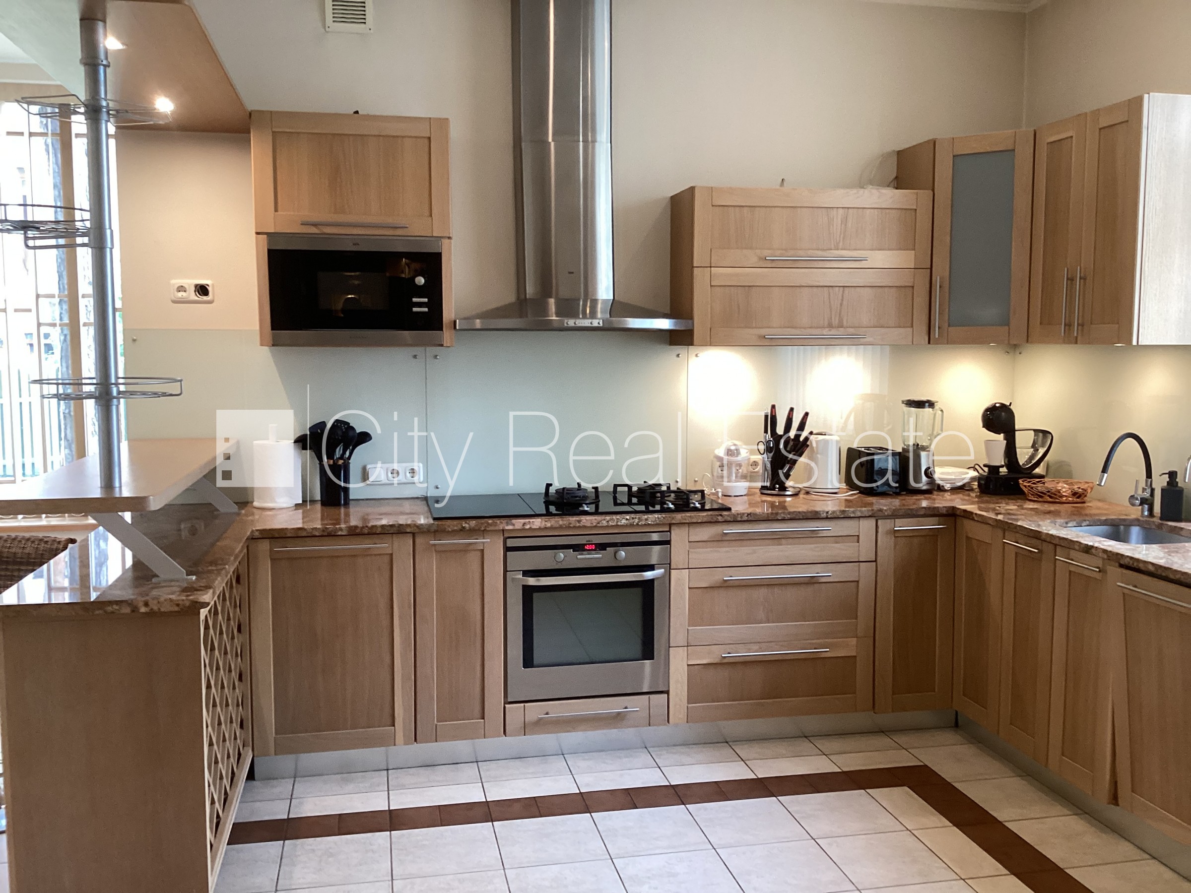 Объявление. Благоустроенная озеленённая территория, закрытая территория, гараж на одну машину, два балкона, Цена: 700000 EUR Foto #12