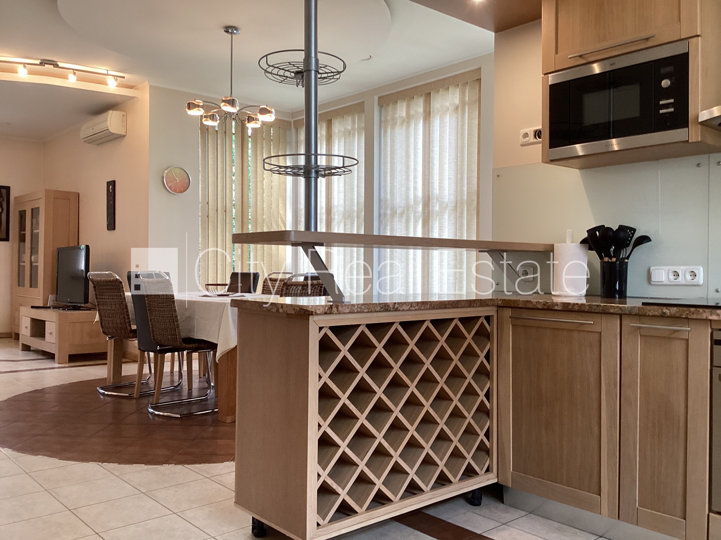 Объявление. Благоустроенная озеленённая территория, закрытая территория, гараж на одну машину, два балкона, Цена: 700000 EUR Foto #11