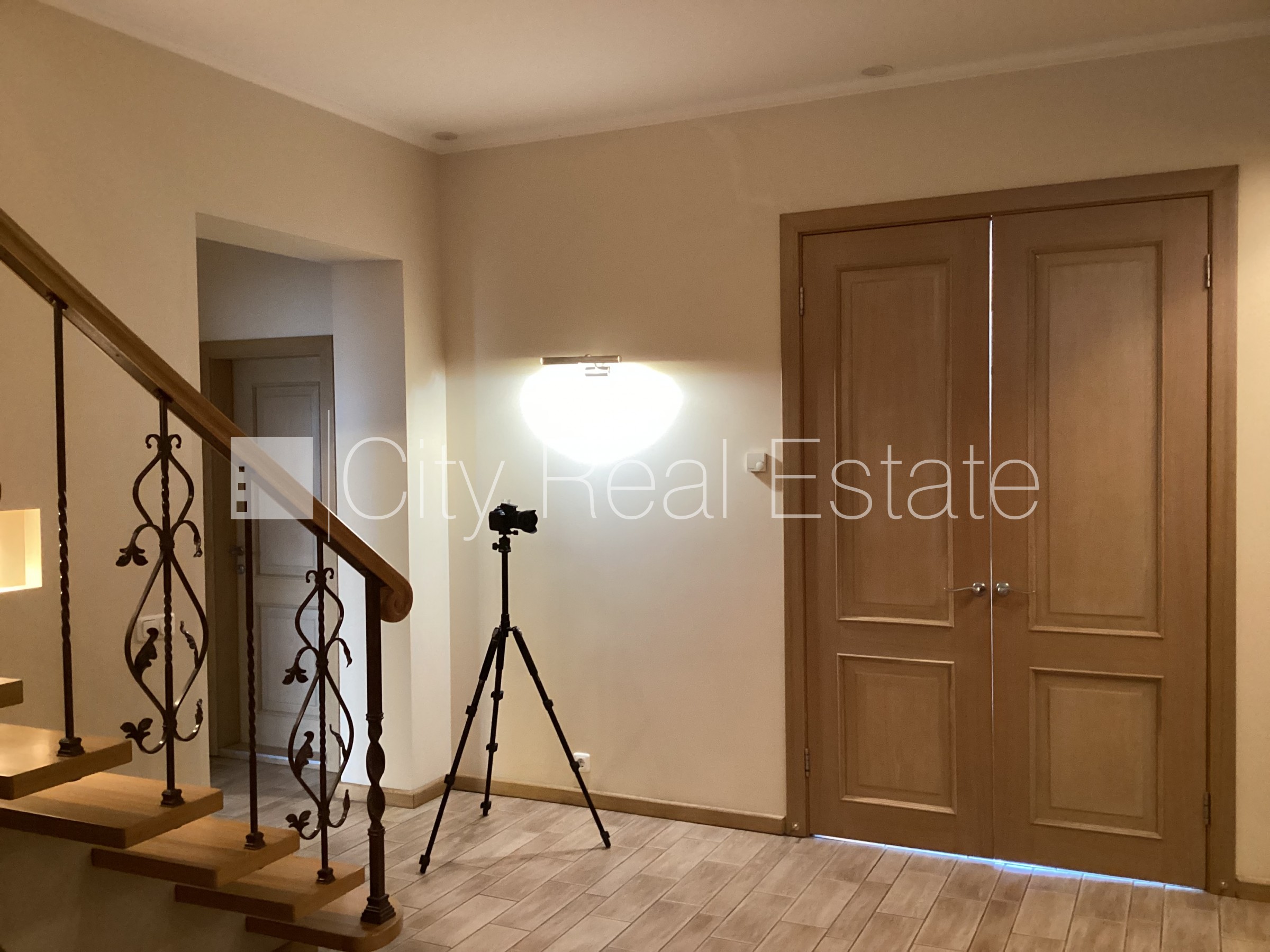 Объявление. Благоустроенная озеленённая территория, закрытая территория, гараж на одну машину, два балкона, Цена: 700000 EUR Foto #17