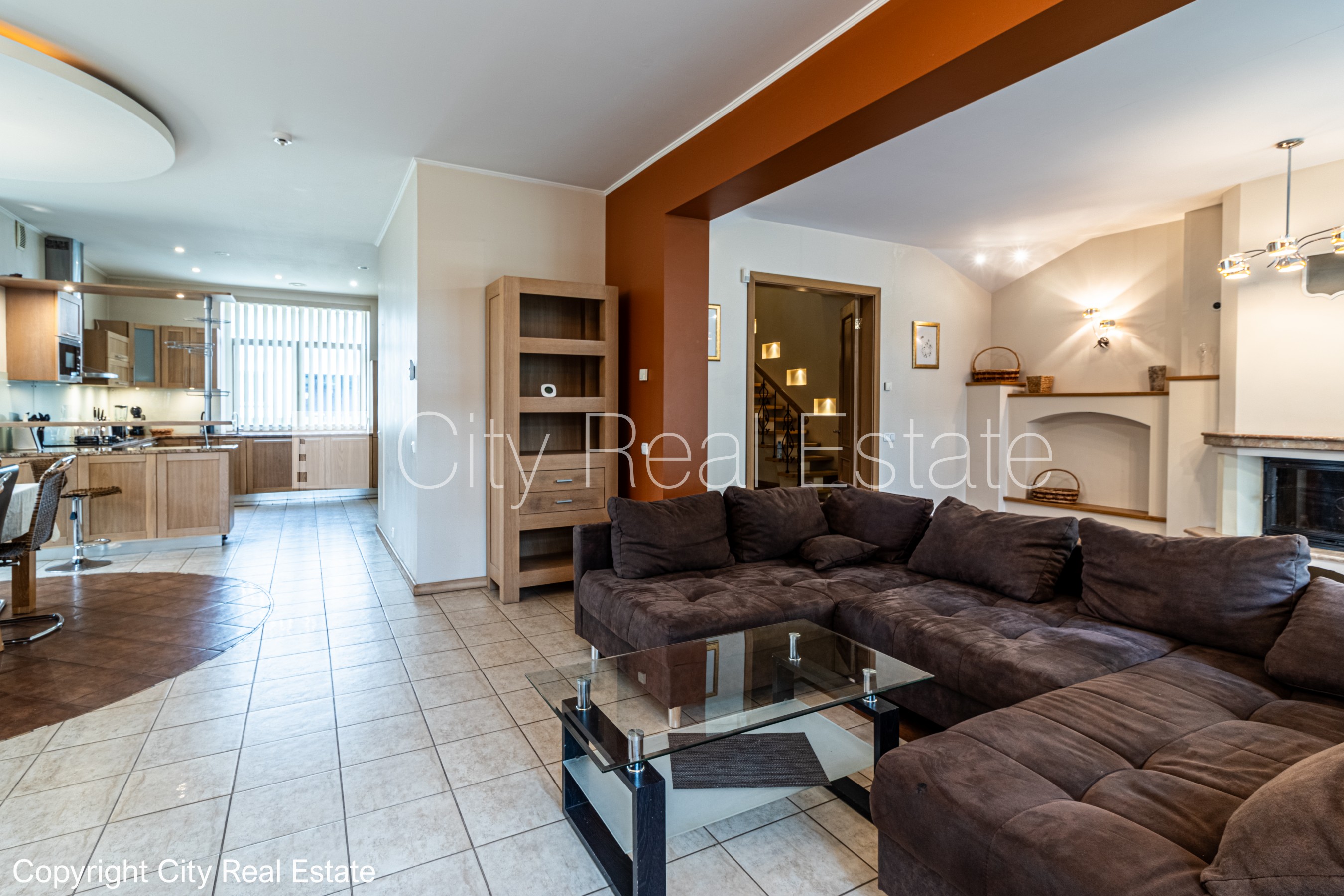 Объявление. Благоустроенная озеленённая территория, закрытая территория, гараж на одну машину, два балкона, Цена: 700000 EUR Foto #5