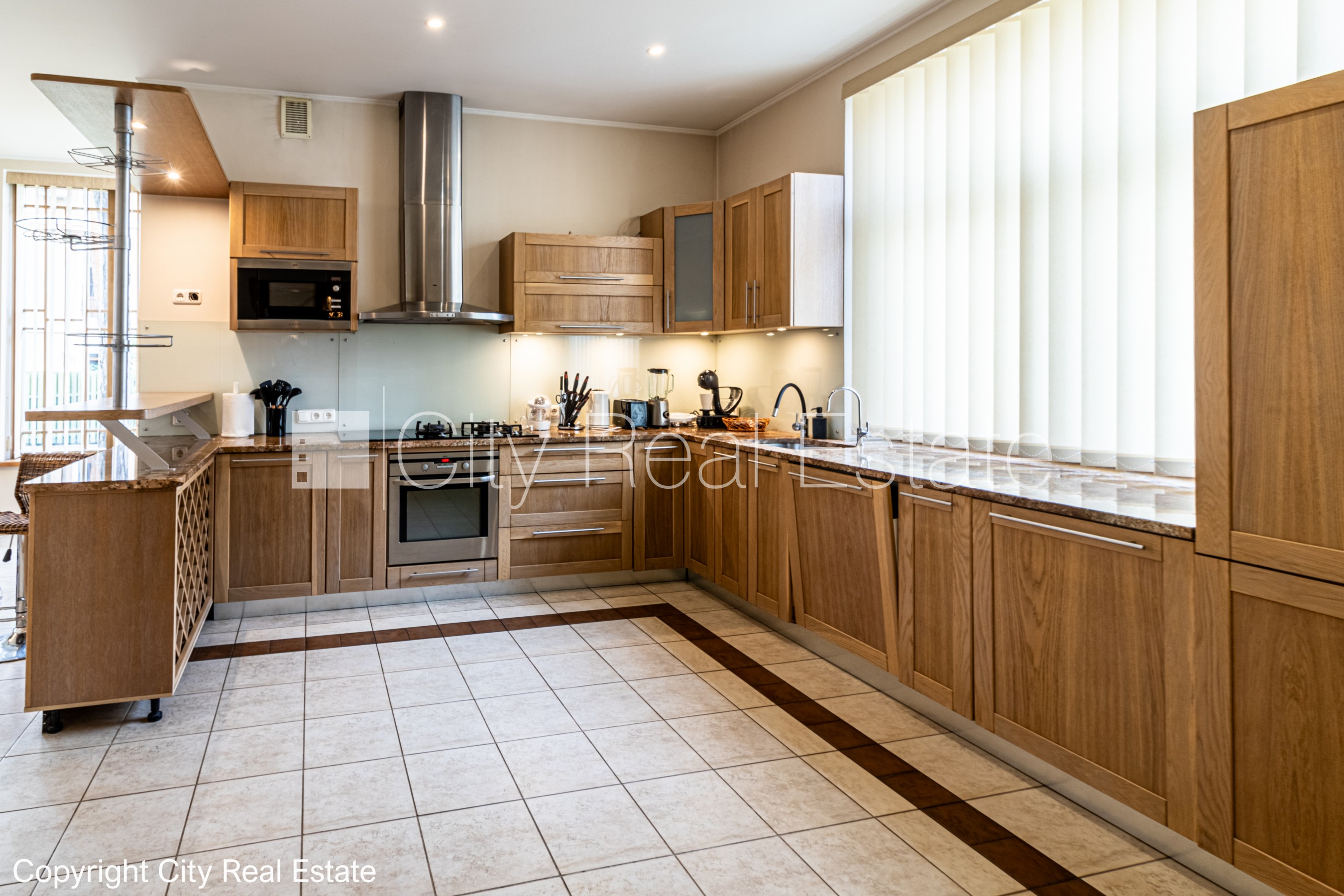 Объявление. Благоустроенная озеленённая территория, закрытая территория, гараж на одну машину, два балкона, Цена: 700000 EUR Foto #13