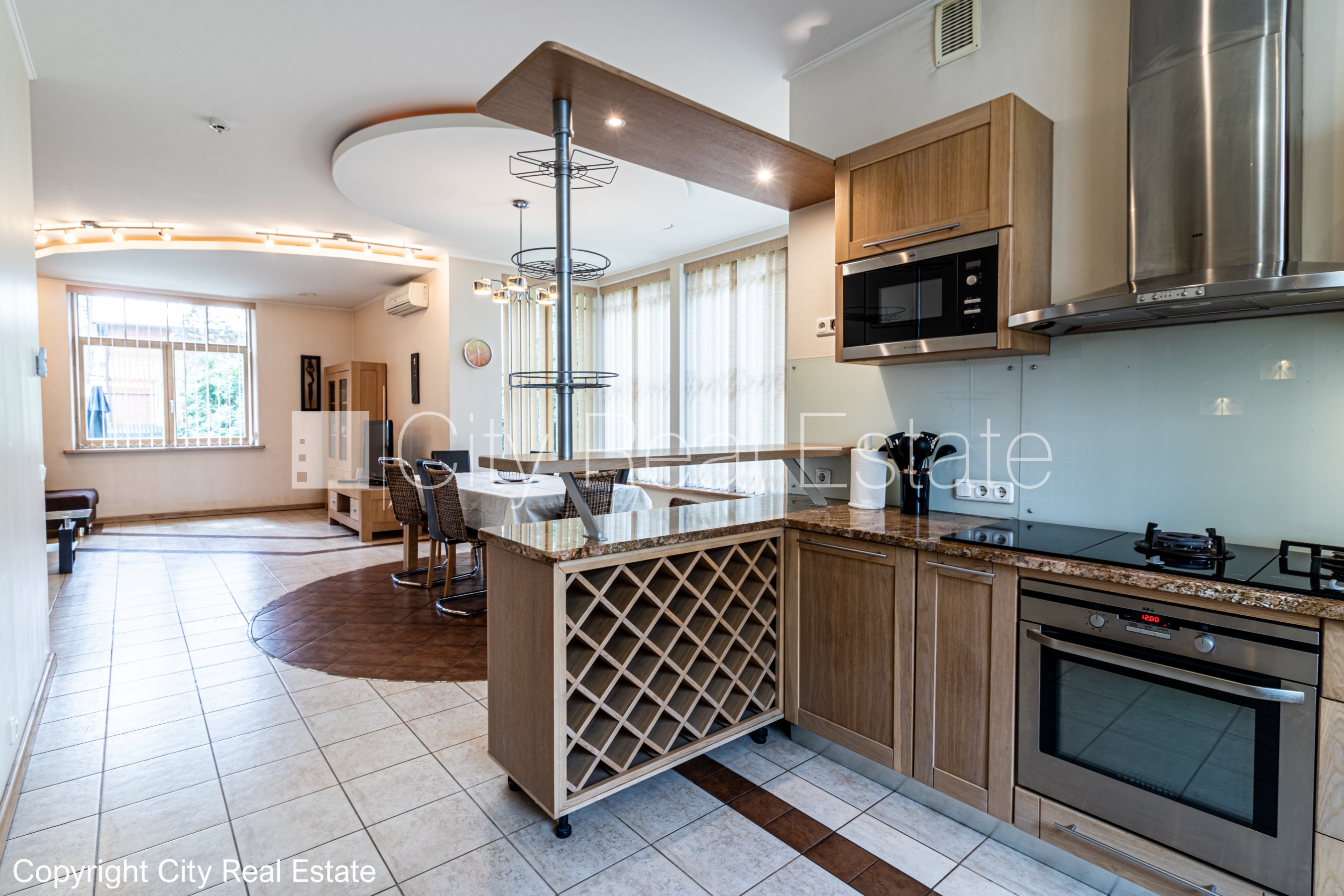 Объявление. Благоустроенная озеленённая территория, закрытая территория, гараж на одну машину, два балкона, Цена: 700000 EUR Foto #14