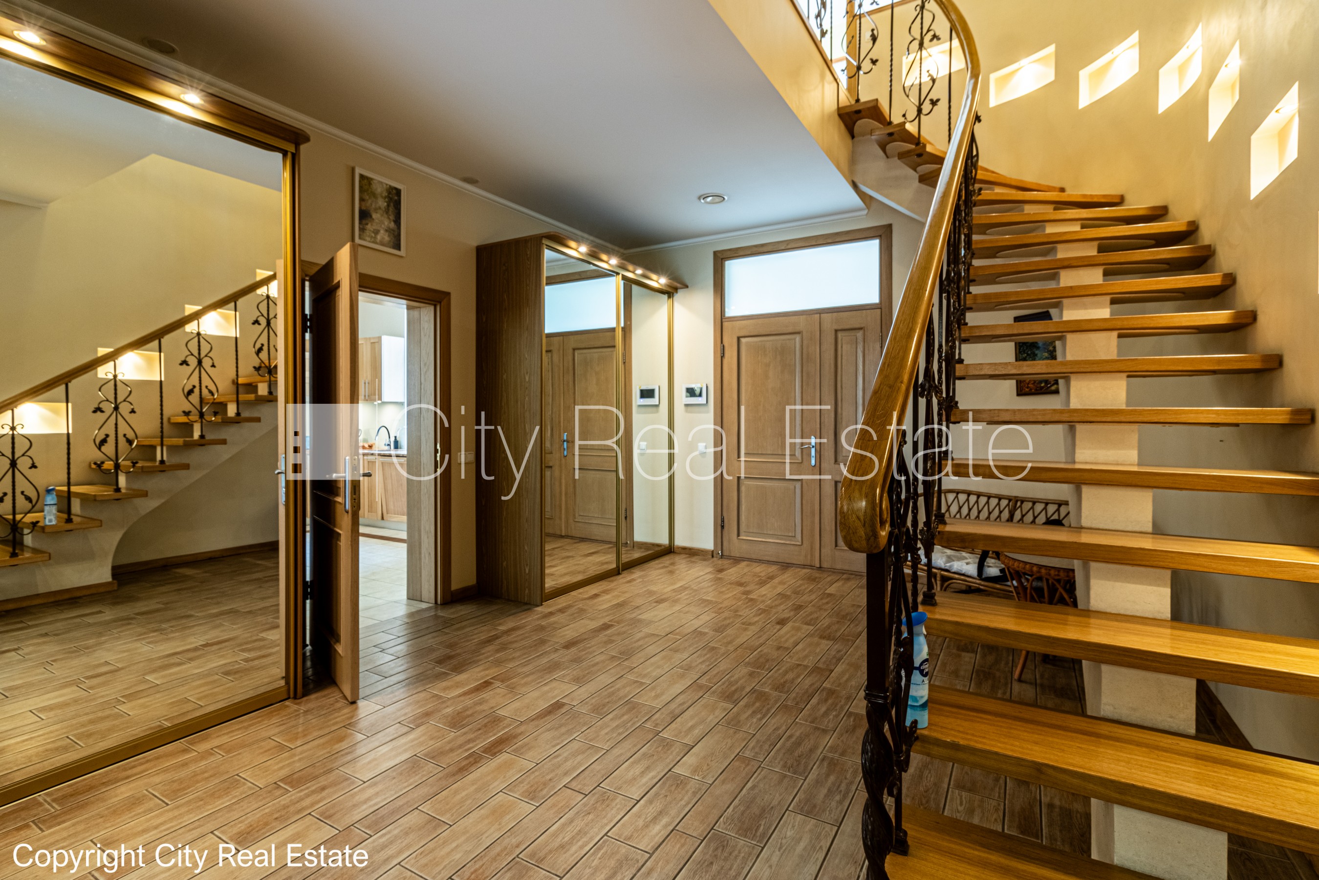 Объявление. Благоустроенная озеленённая территория, закрытая территория, гараж на одну машину, два балкона, Цена: 700000 EUR Foto #18