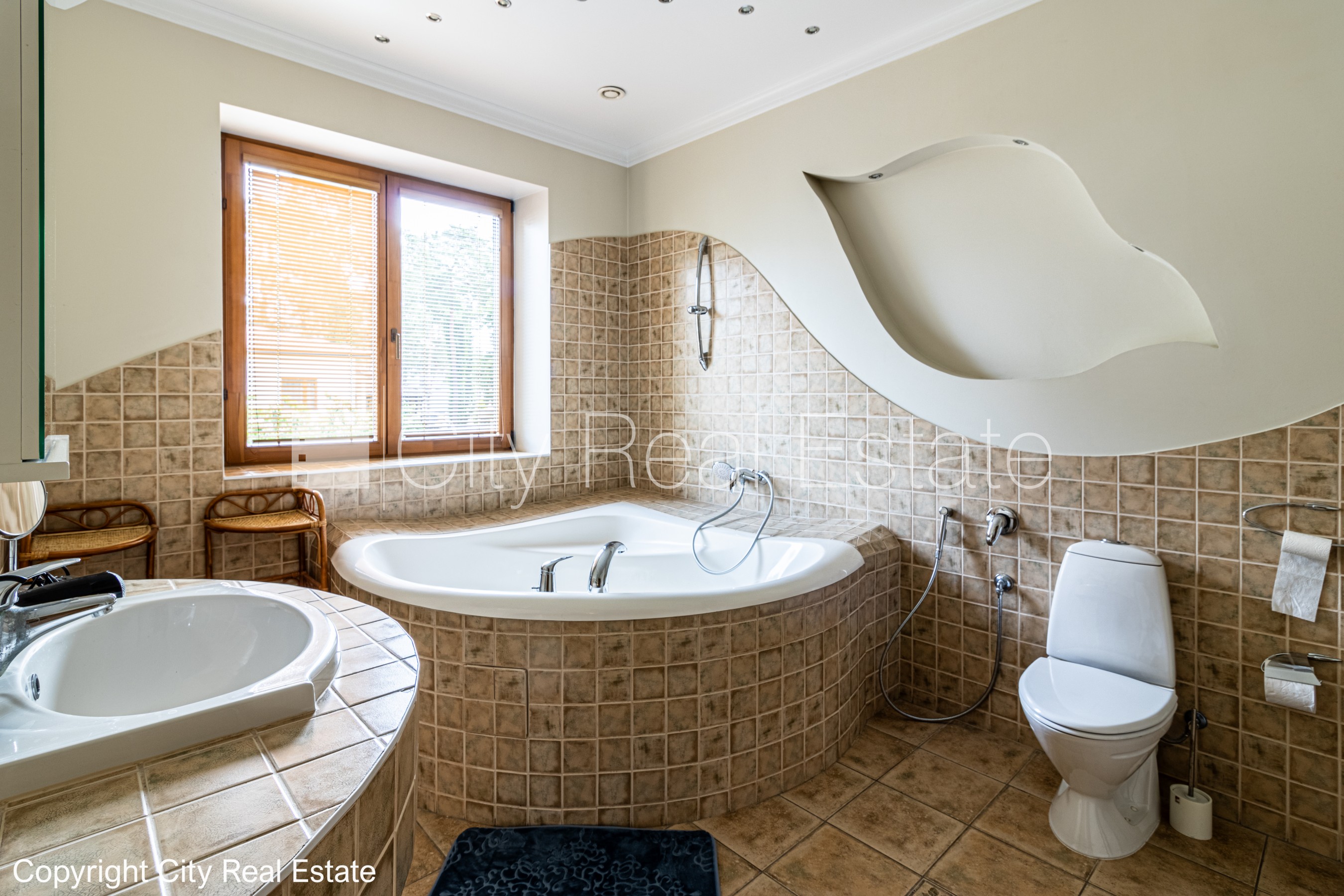 Объявление. Благоустроенная озеленённая территория, закрытая территория, гараж на одну машину, два балкона, Цена: 700000 EUR Foto #25