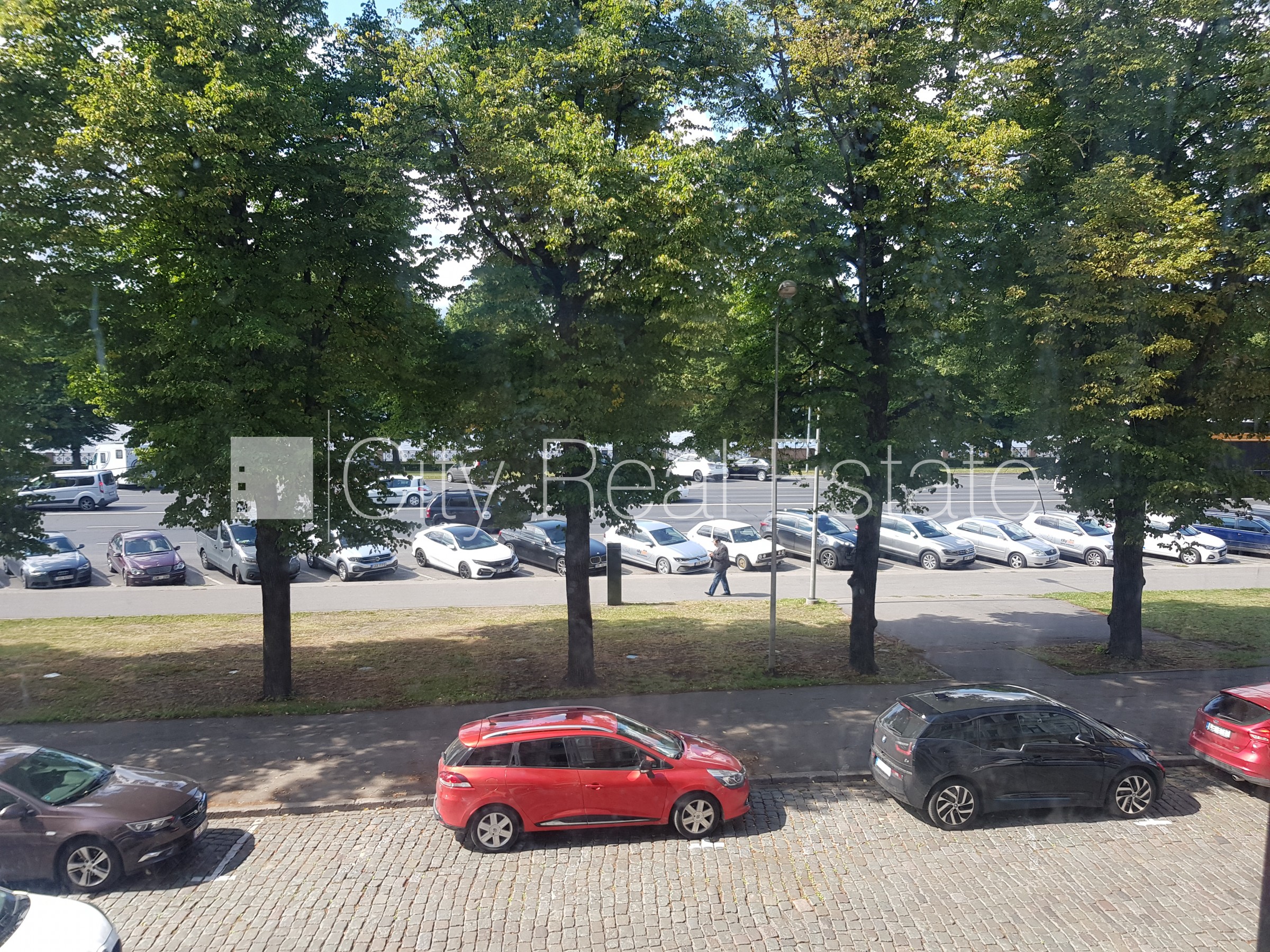 Sludinājumi. Fasādes māja, ieeja no pagalma, kāpņu telpa pēc kosmētiskā remonta, logi vērsti mājas abās pusēs, Cena: 152000 EUR Foto #4