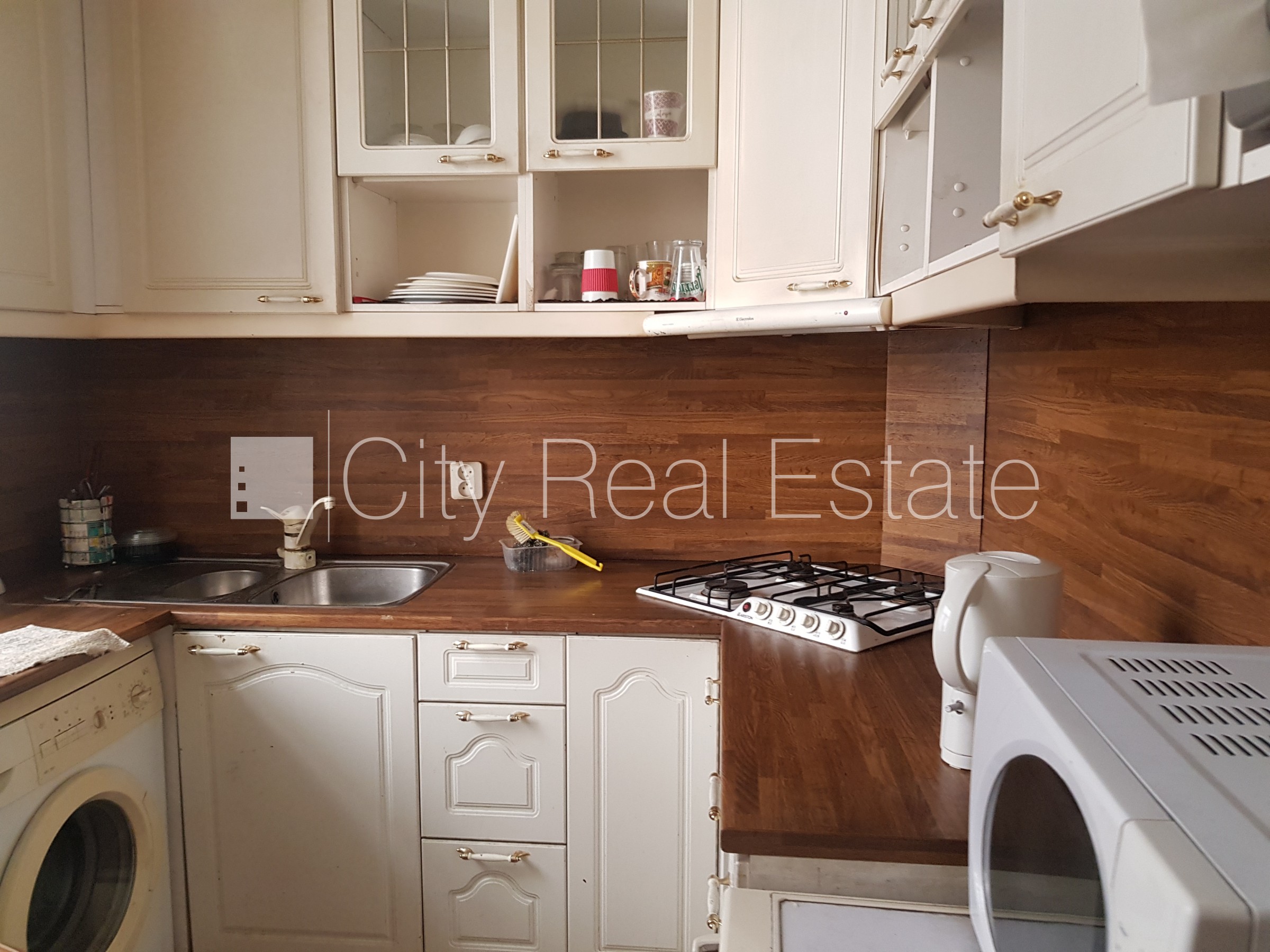 Sludinājumi. Fasādes māja, ieeja no pagalma, kāpņu telpa pēc kosmētiskā remonta, logi vērsti mājas abās pusēs, Cena: 152000 EUR Foto #11