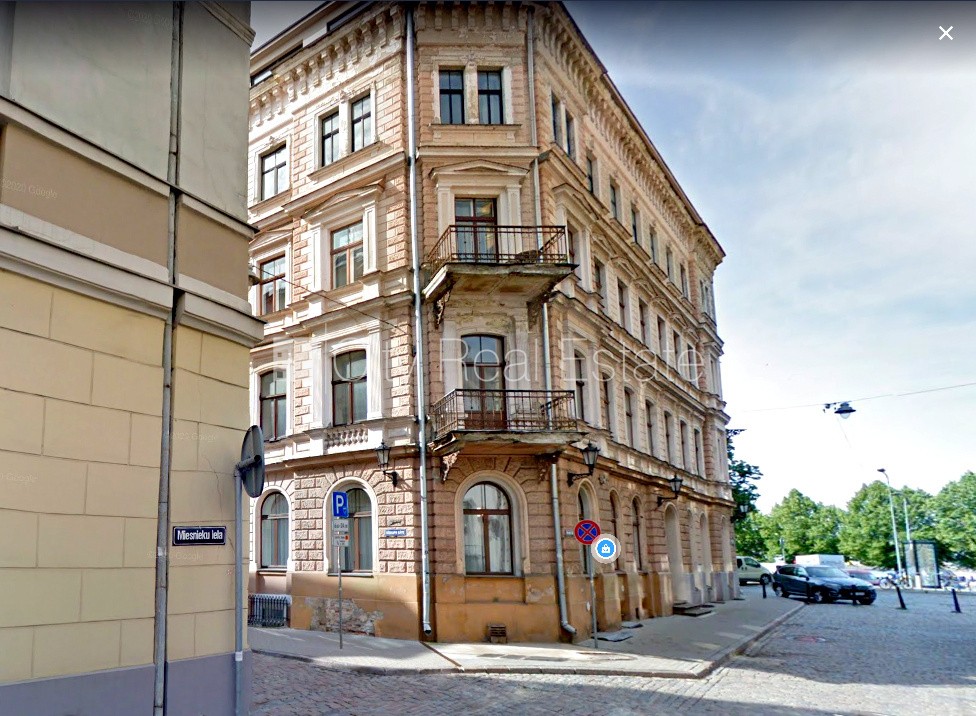 Sludinājumi. Fasādes māja, ieeja no pagalma, kāpņu telpa pēc kosmētiskā remonta, logi vērsti mājas abās pusēs, Cena: 152000 EUR Foto #20