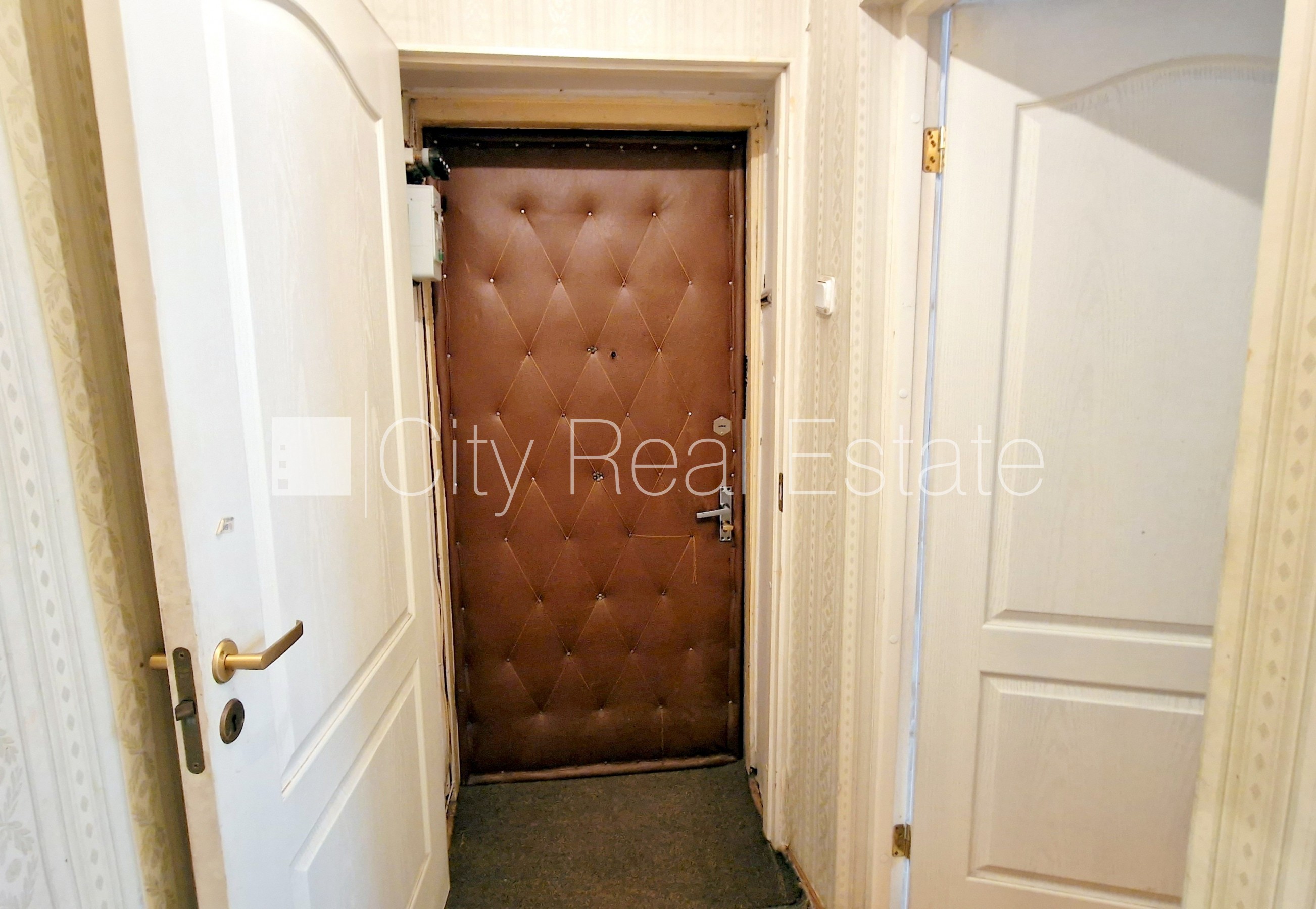 Sludinājumi. Fasādes māja, ieeja no pagalma, kāpņu telpa pēc kosmētiskā remonta, logi vērsti mājas abās pusēs, Cena: 152000 EUR Foto #19