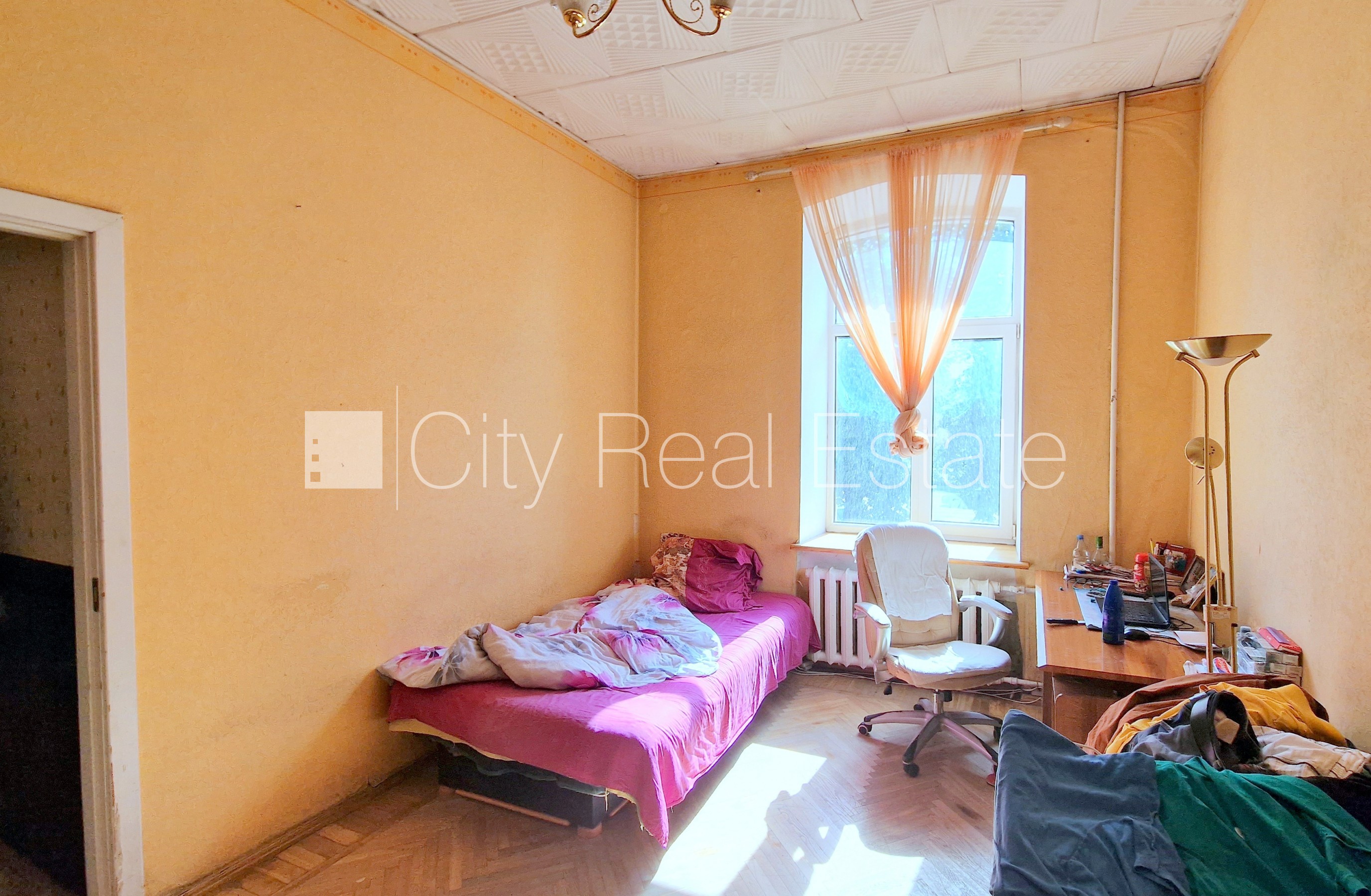 Sludinājumi. Fasādes māja, ieeja no pagalma, kāpņu telpa pēc kosmētiskā remonta, logi vērsti mājas abās pusēs, Cena: 152000 EUR Foto #2