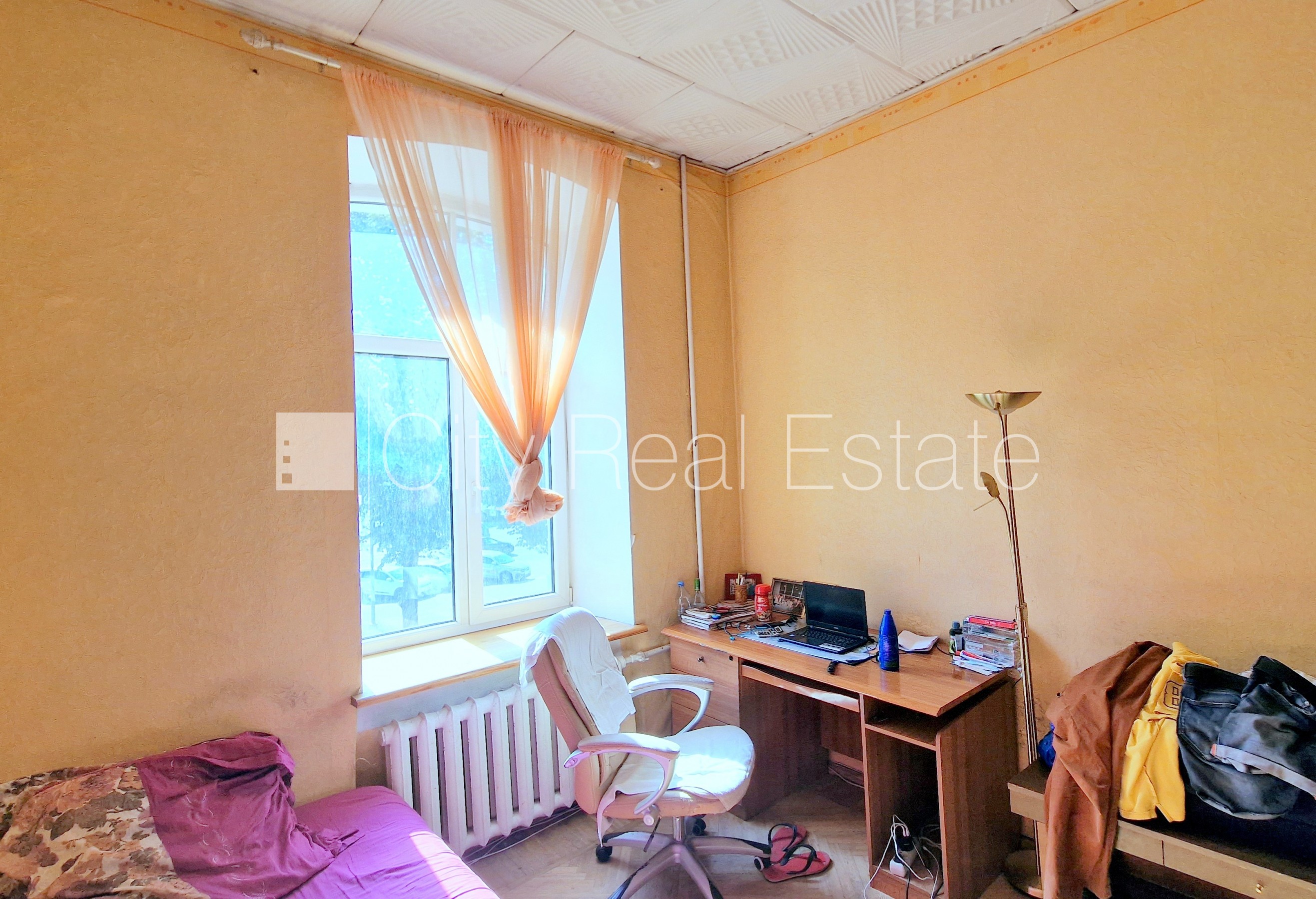 Sludinājumi. Fasādes māja, ieeja no pagalma, kāpņu telpa pēc kosmētiskā remonta, logi vērsti mājas abās pusēs, Cena: 152000 EUR Foto #1