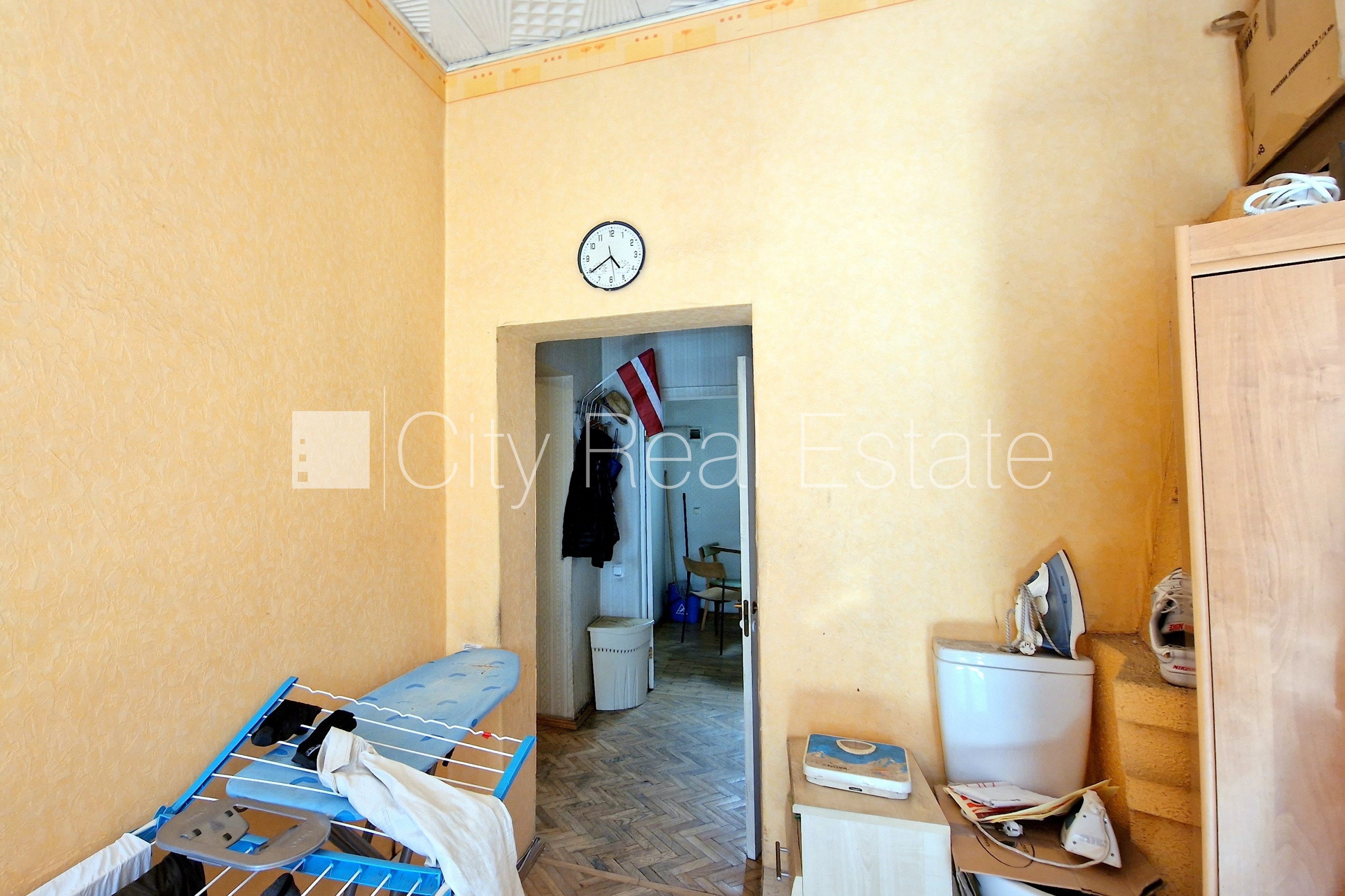 Sludinājumi. Fasādes māja, ieeja no pagalma, kāpņu telpa pēc kosmētiskā remonta, logi vērsti mājas abās pusēs, Cena: 152000 EUR Foto #9