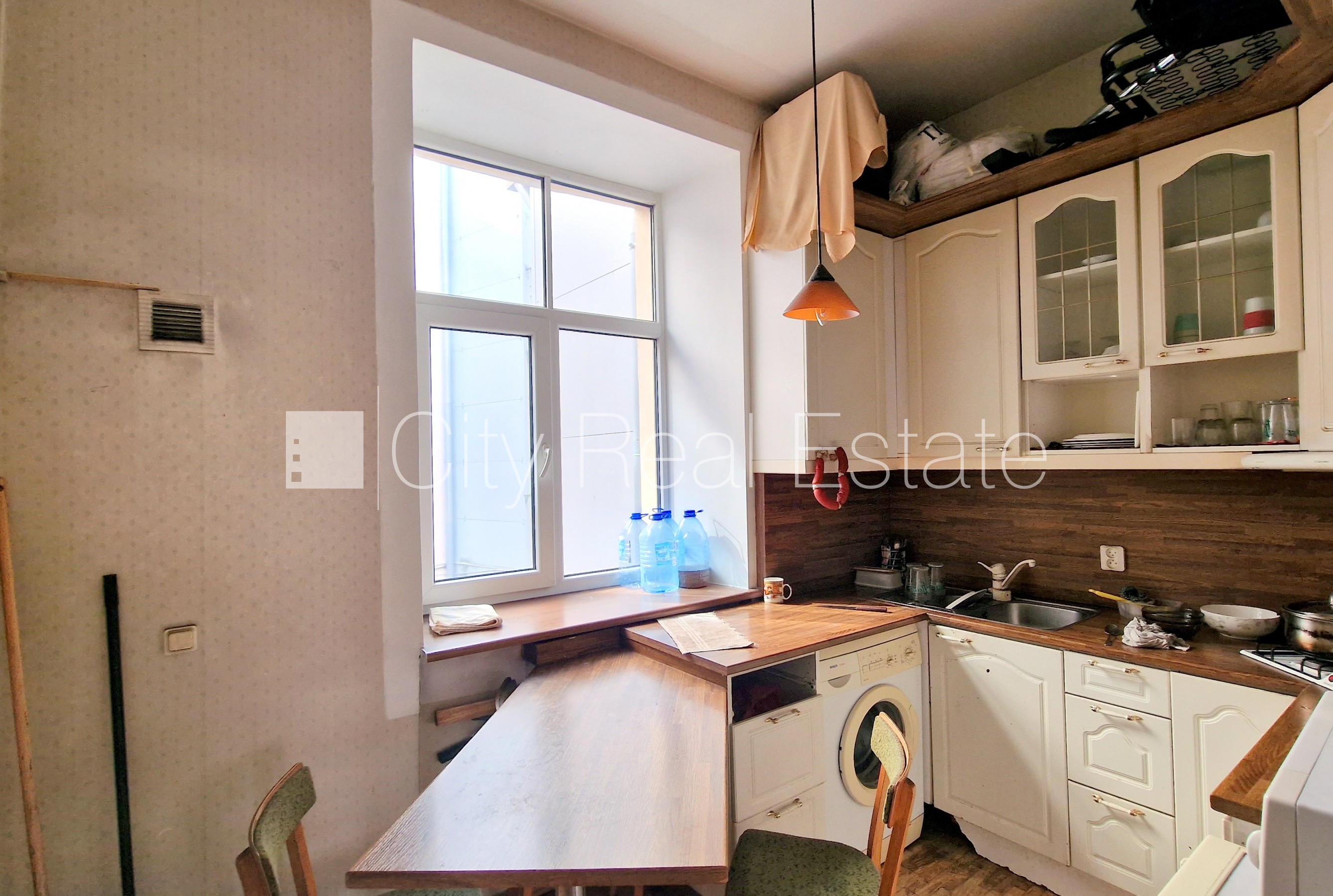 Sludinājumi. Fasādes māja, ieeja no pagalma, kāpņu telpa pēc kosmētiskā remonta, logi vērsti mājas abās pusēs, Cena: 152000 EUR Foto #10