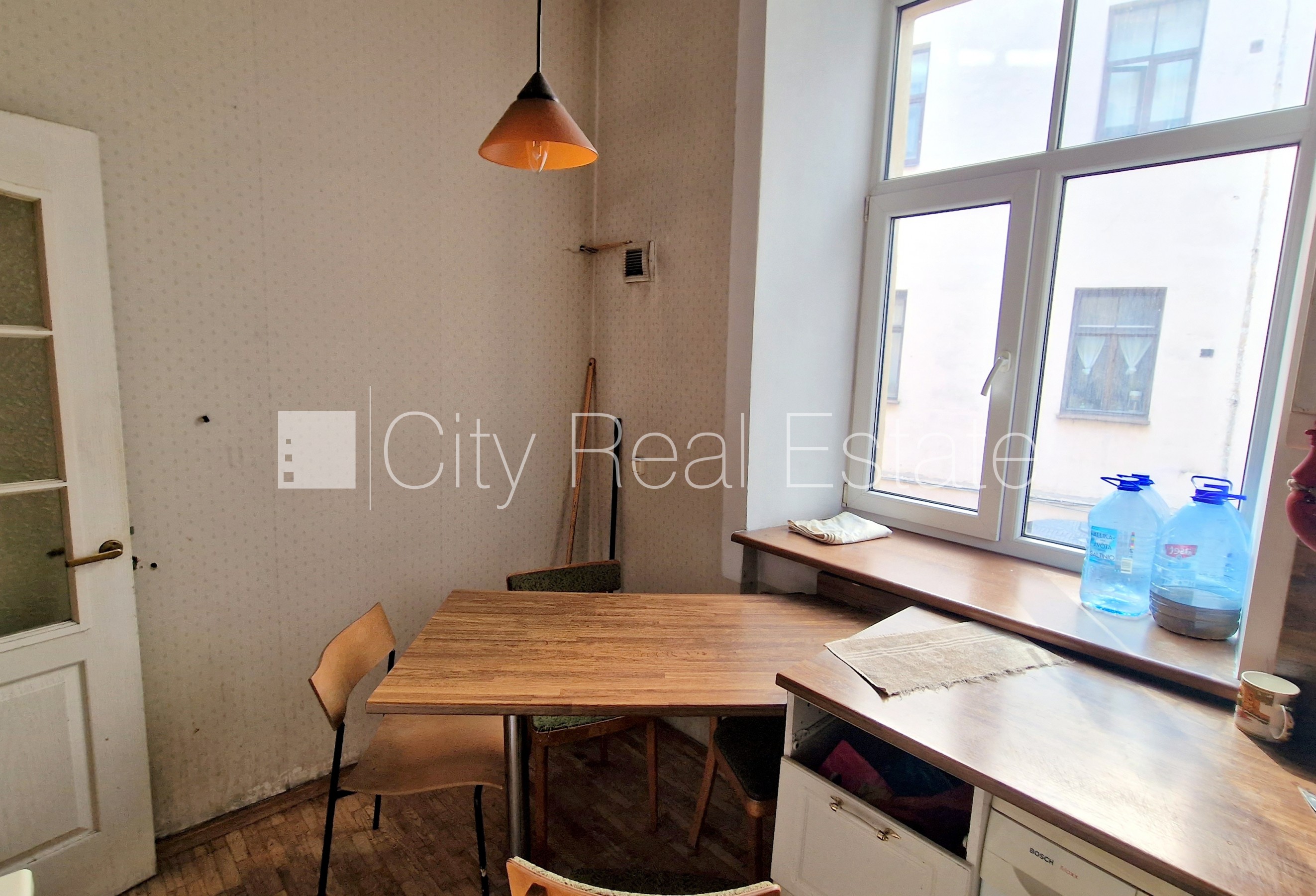 Sludinājumi. Fasādes māja, ieeja no pagalma, kāpņu telpa pēc kosmētiskā remonta, logi vērsti mājas abās pusēs, Cena: 152000 EUR Foto #12