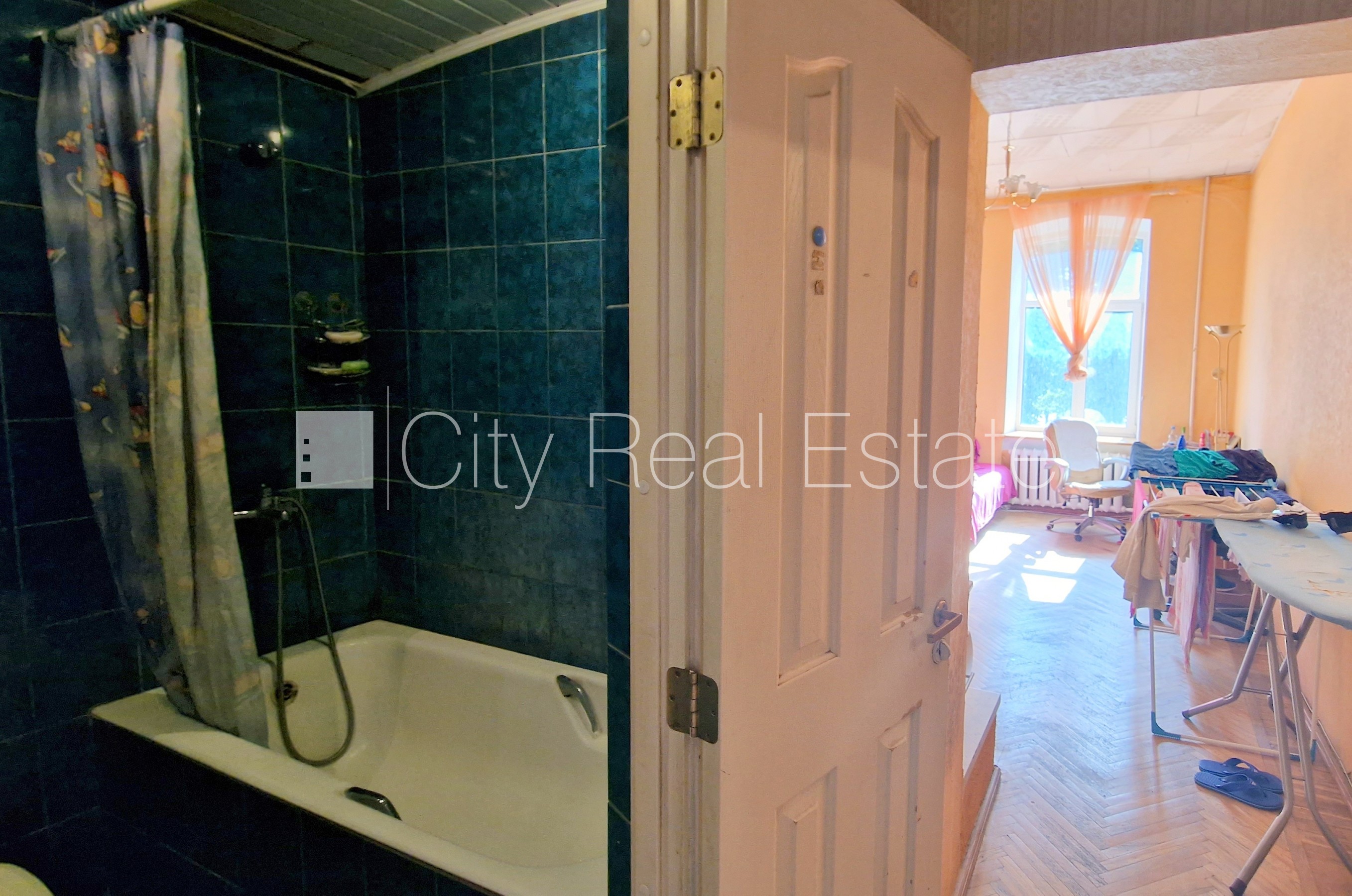 Sludinājumi. Fasādes māja, ieeja no pagalma, kāpņu telpa pēc kosmētiskā remonta, logi vērsti mājas abās pusēs, Cena: 152000 EUR Foto #13