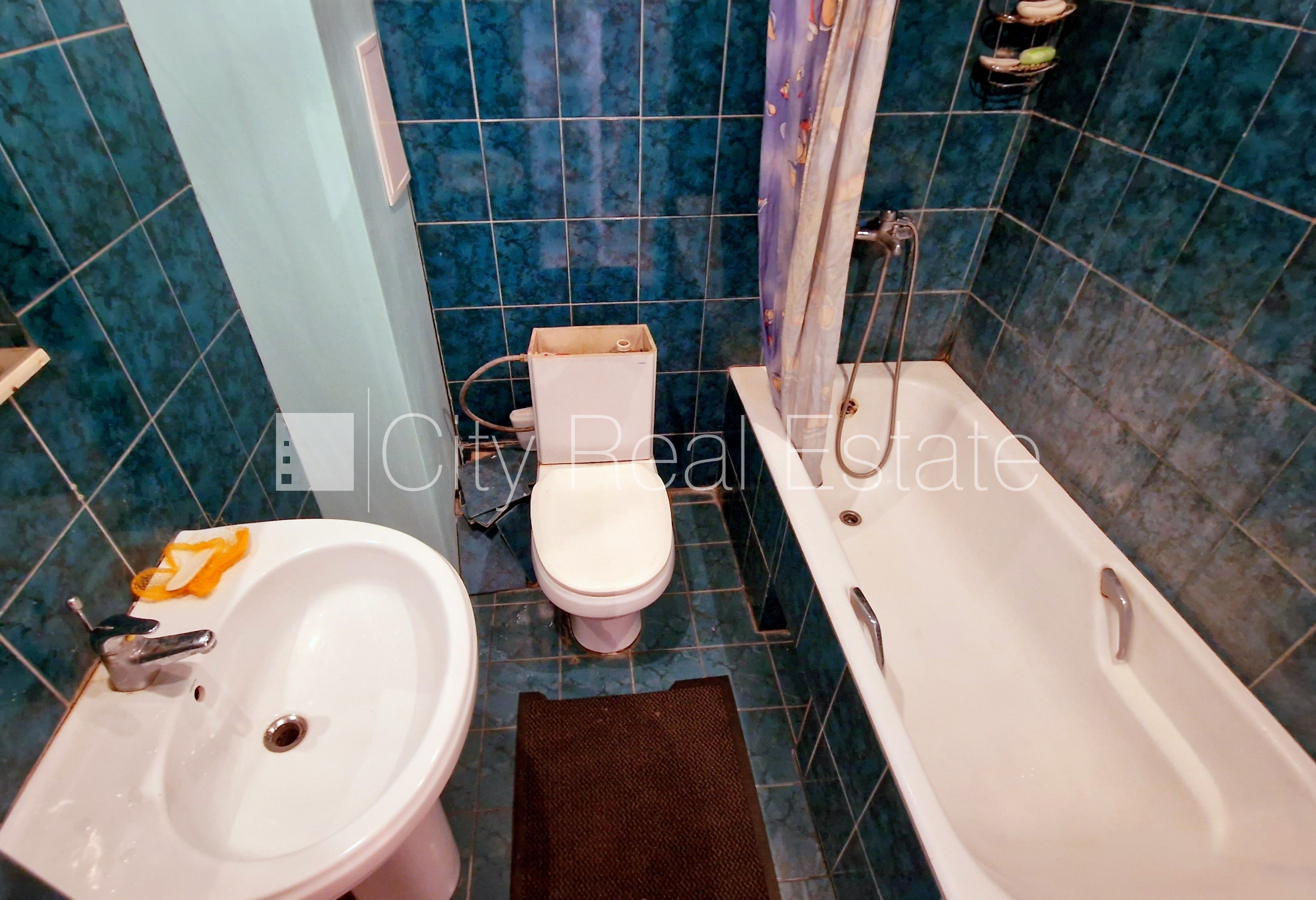 Sludinājumi. Fasādes māja, ieeja no pagalma, kāpņu telpa pēc kosmētiskā remonta, logi vērsti mājas abās pusēs, Cena: 152000 EUR Foto #15