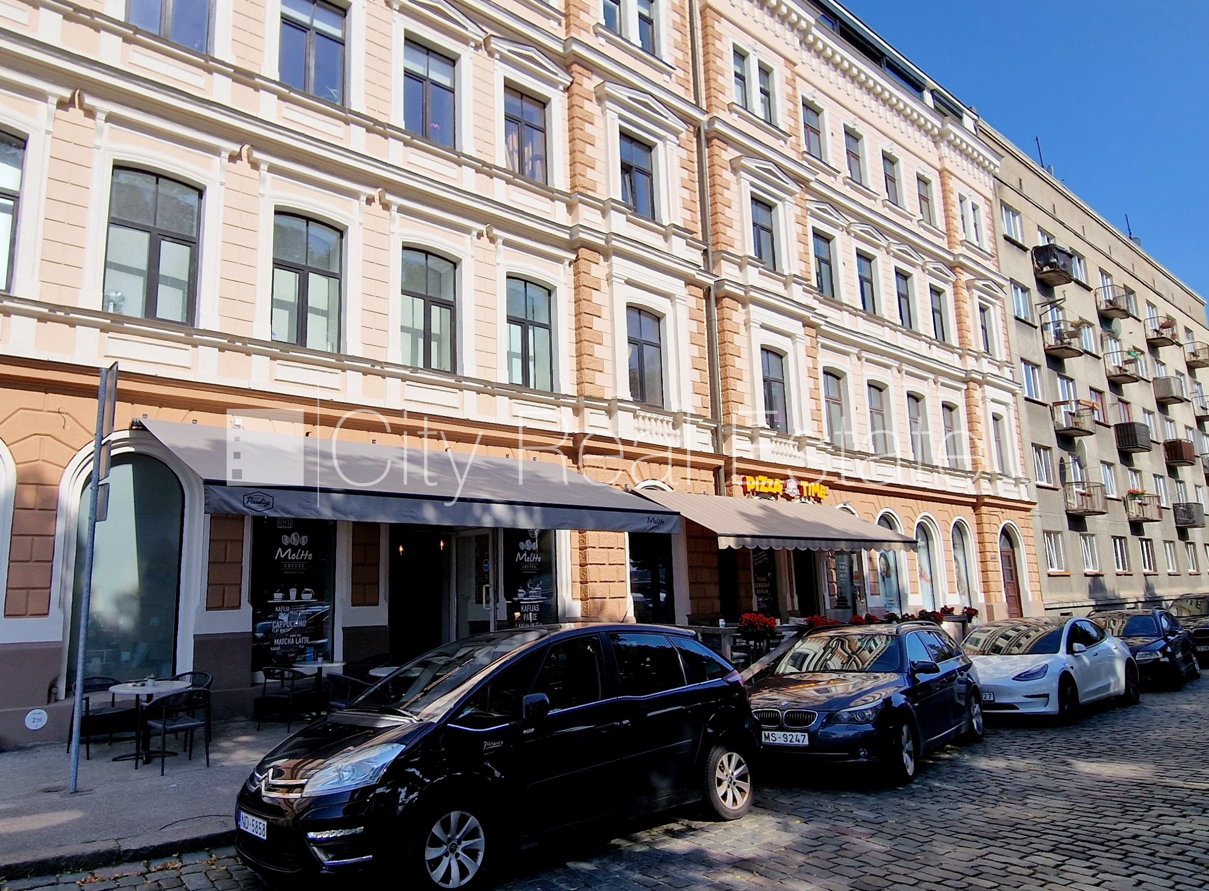 Sludinājumi. Fasādes māja, ieeja no pagalma, kāpņu telpa pēc kosmētiskā remonta, logi vērsti mājas abās pusēs, Cena: 152000 EUR Foto #22