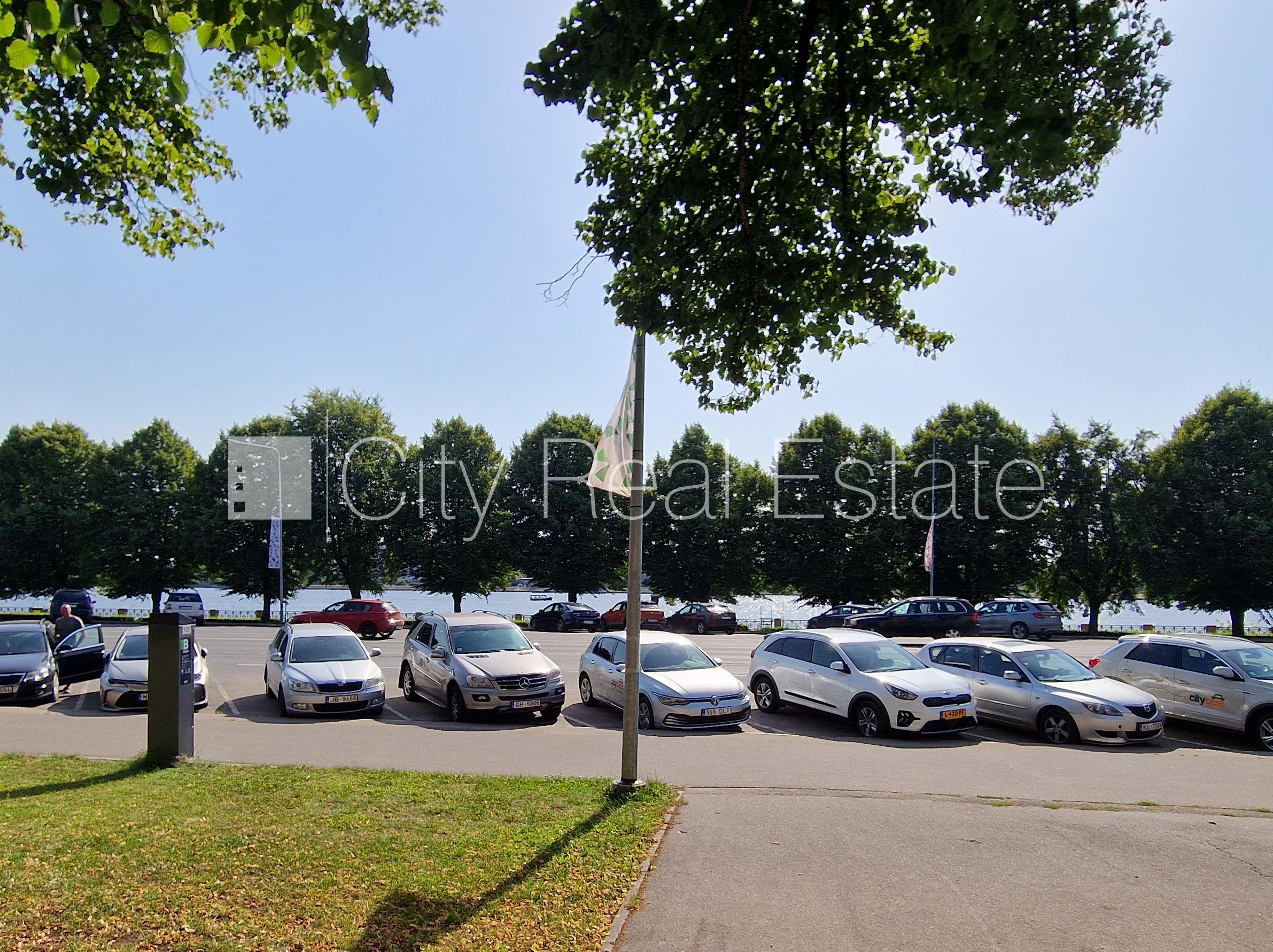 Sludinājumi. Fasādes māja, ieeja no pagalma, kāpņu telpa pēc kosmētiskā remonta, logi vērsti mājas abās pusēs, Cena: 152000 EUR Foto #23