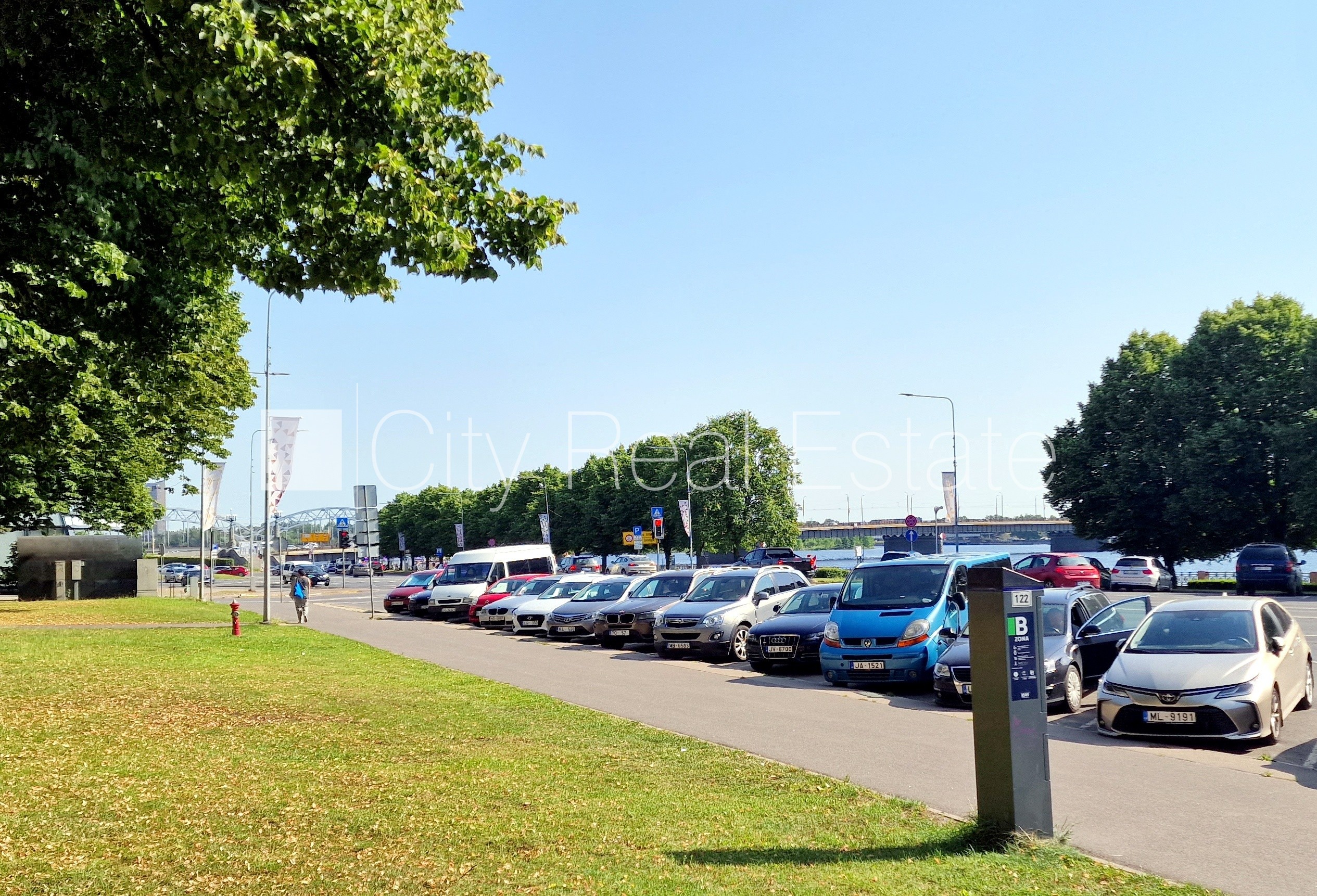 Sludinājumi. Fasādes māja, ieeja no pagalma, kāpņu telpa pēc kosmētiskā remonta, logi vērsti mājas abās pusēs, Cena: 152000 EUR Foto #24