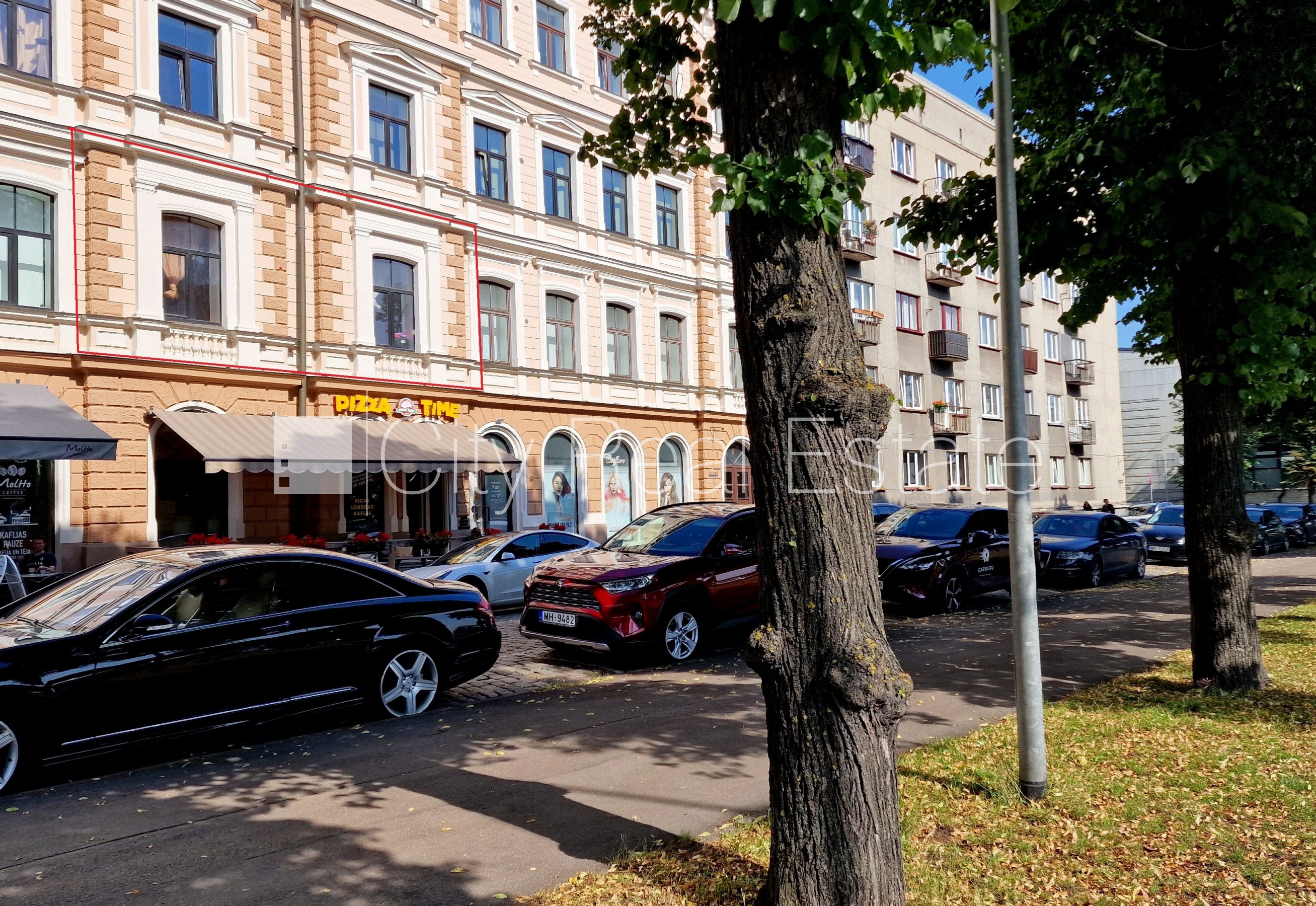 Sludinājumi. Fasādes māja, ieeja no pagalma, kāpņu telpa pēc kosmētiskā remonta, logi vērsti mājas abās pusēs, Cena: 152000 EUR Foto #21