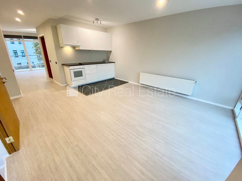 Sludinājumi. Fasādes māja, renovēta māja, slēgta teritorija, ieeja no ielas, ir lifts, kāpņu telpa pēc kapitālā Cena: 470 EUR/mēn Foto #1