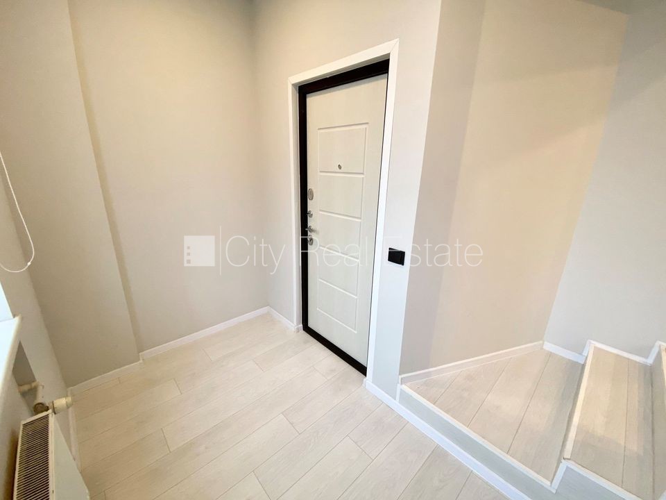 Sludinājumi. Fasādes māja, renovēta māja, slēgta teritorija, ieeja no ielas, ir lifts, kāpņu telpa pēc kapitālā Cena: 470 EUR/mēn Foto #5