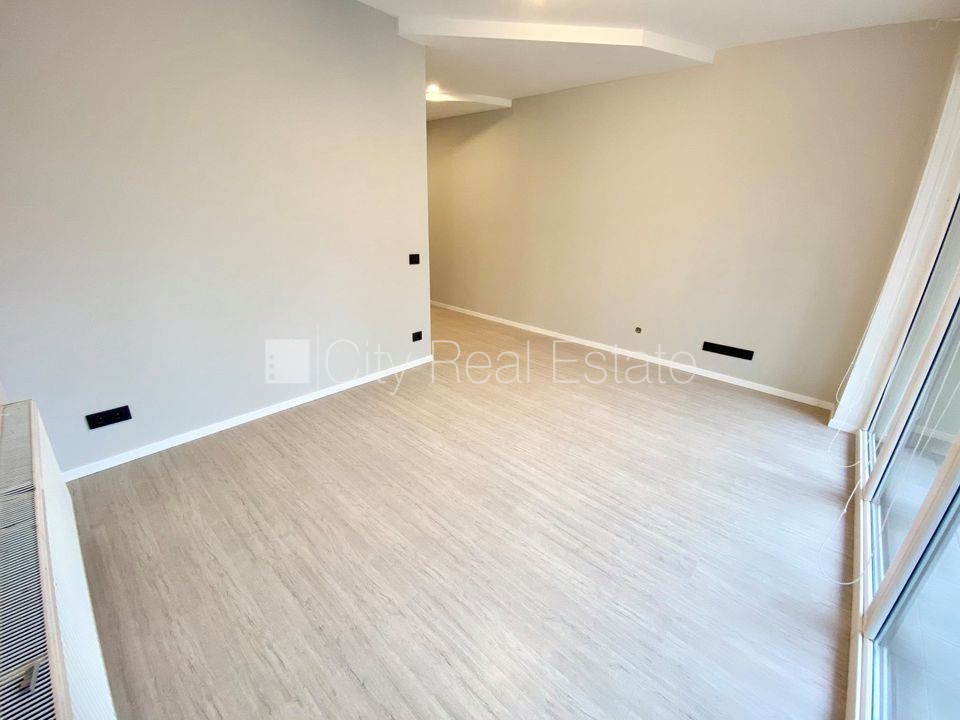 Sludinājumi. Fasādes māja, renovēta māja, slēgta teritorija, ieeja no ielas, ir lifts, kāpņu telpa pēc kapitālā Cena: 470 EUR/mēn Foto #4