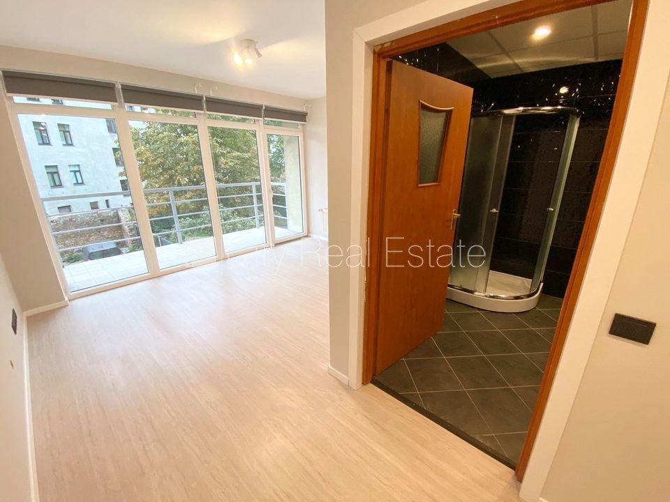 Sludinājumi. Fasādes māja, renovēta māja, slēgta teritorija, ieeja no ielas, ir lifts, kāpņu telpa pēc kapitālā Cena: 470 EUR/mēn Foto #13