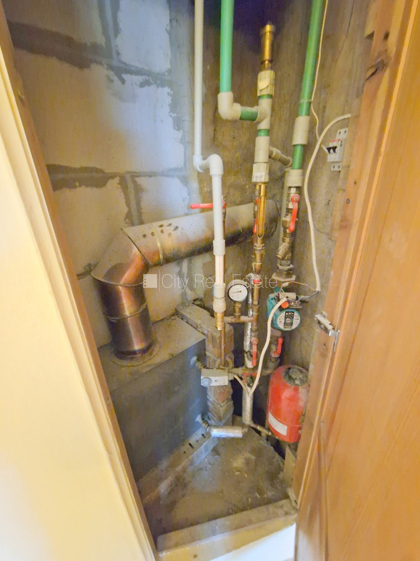 Sludinājumi. Fasādes māja, renovēta māja, ieeja no ielas, kāpņu telpa pēc kosmētiskā remonta, logi vērsti mājas Cena: 360 EUR/mēn Foto #12