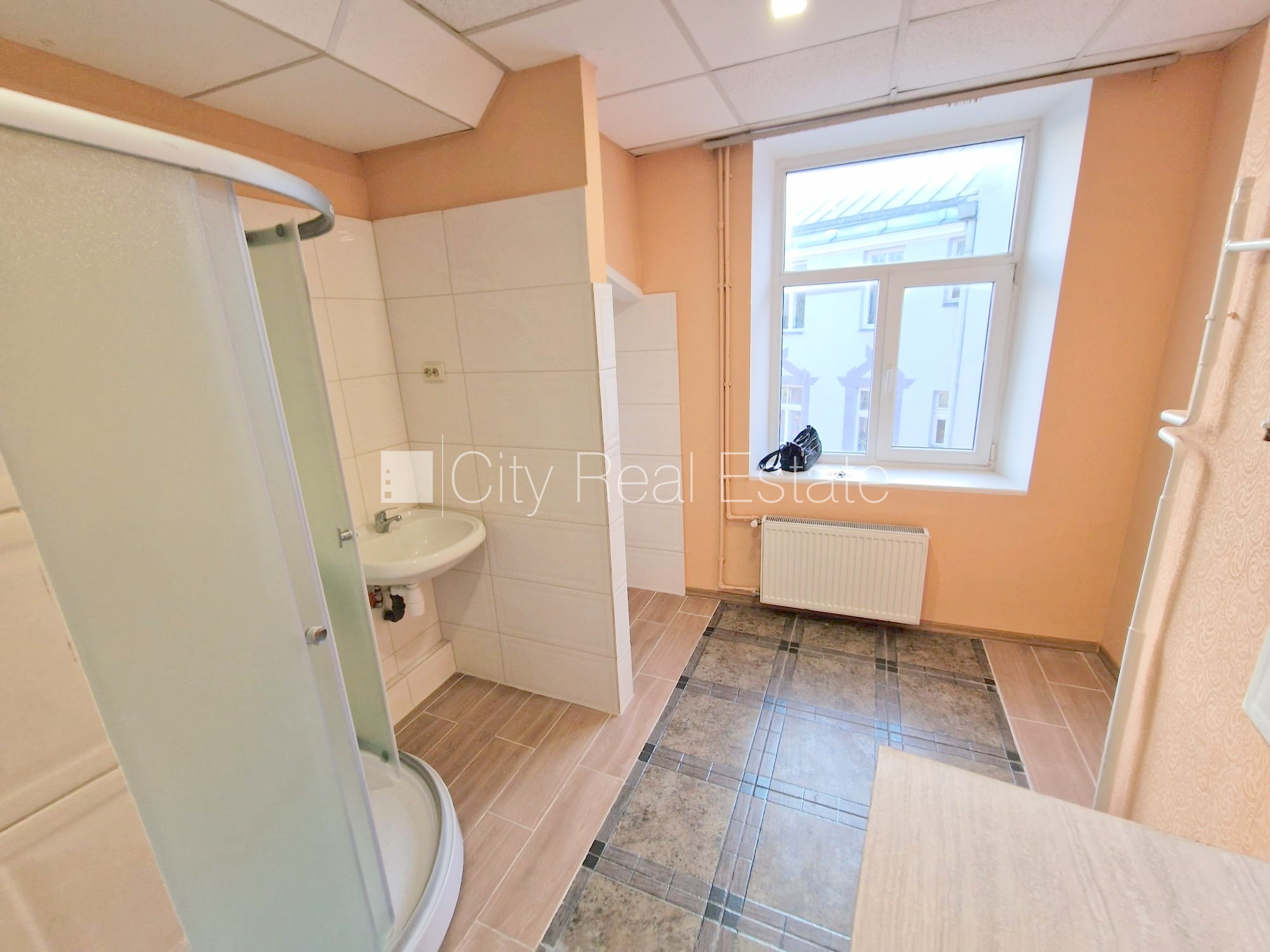 Sludinājumi. Fasādes māja, renovēta māja, ieeja no ielas, kāpņu telpa pēc kosmētiskā remonta, logi vērsti mājas Cena: 360 EUR/mēn Foto #18