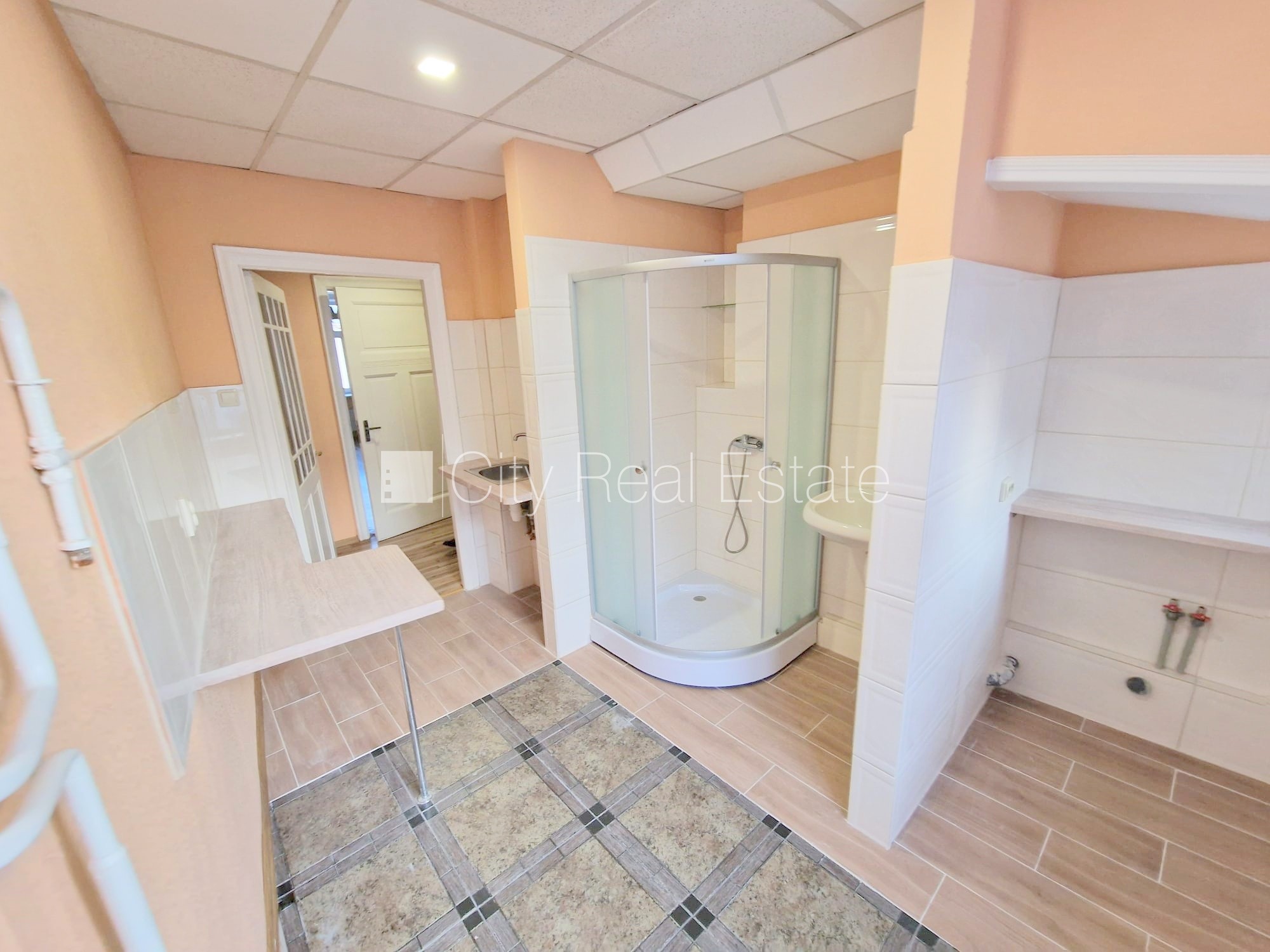 Sludinājumi. Fasādes māja, renovēta māja, ieeja no ielas, kāpņu telpa pēc kosmētiskā remonta, logi vērsti mājas Cena: 360 EUR/mēn Foto #19