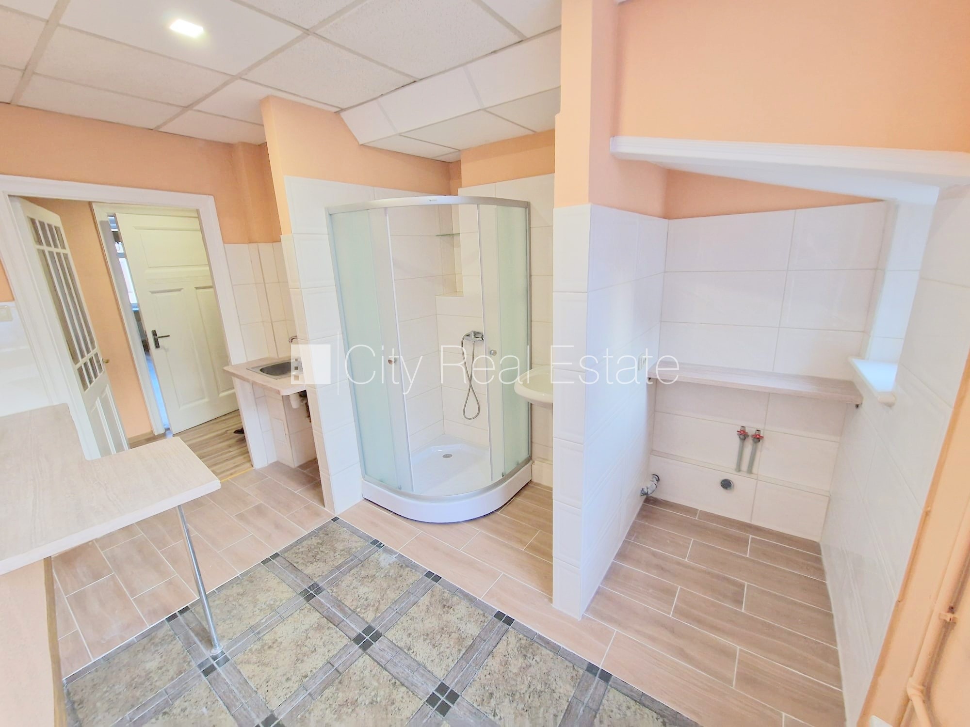 Sludinājumi. Fasādes māja, renovēta māja, ieeja no ielas, kāpņu telpa pēc kosmētiskā remonta, logi vērsti mājas Cena: 360 EUR/mēn Foto #20