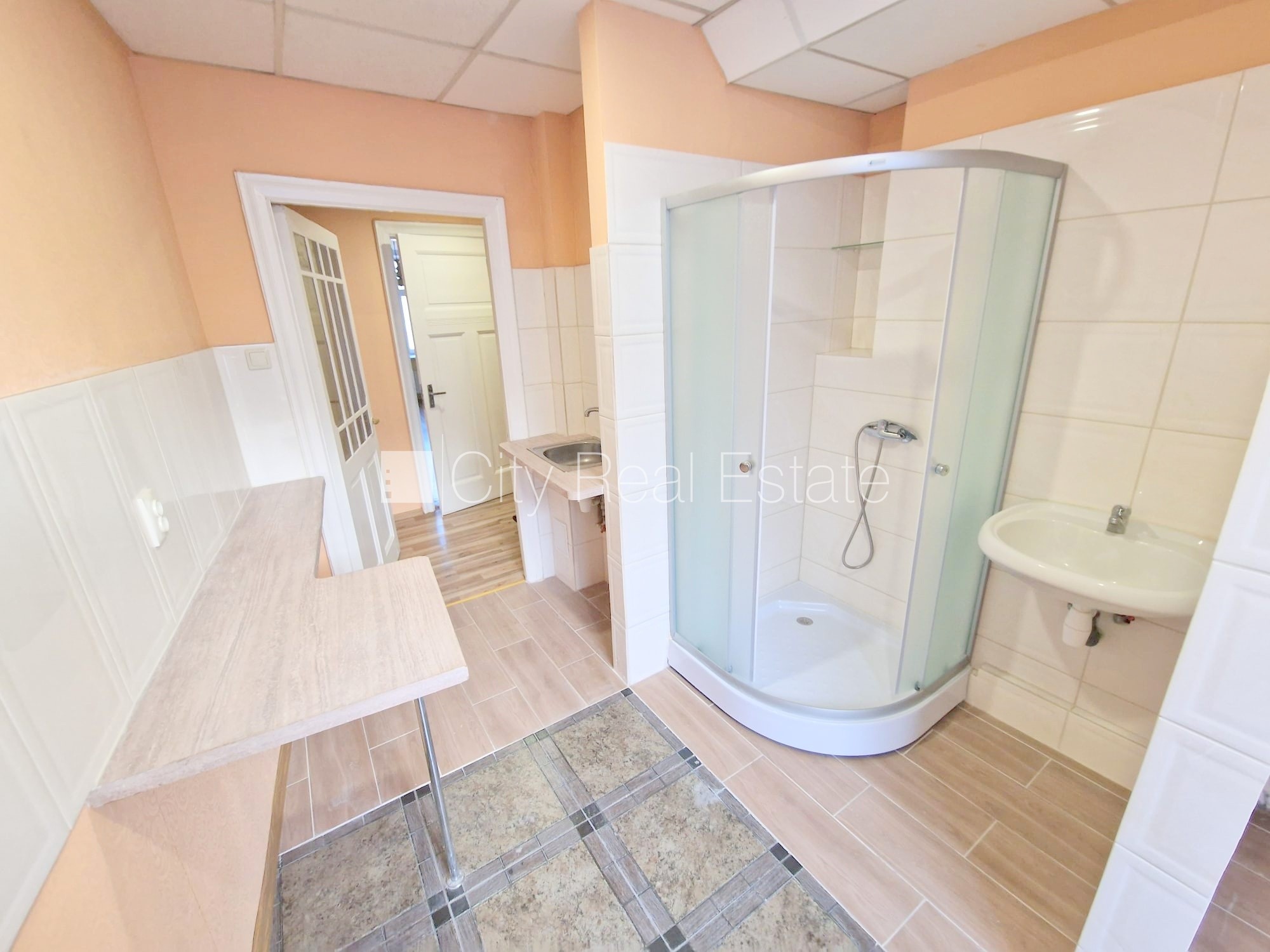 Sludinājumi. Fasādes māja, renovēta māja, ieeja no ielas, kāpņu telpa pēc kosmētiskā remonta, logi vērsti mājas Cena: 360 EUR/mēn Foto #21