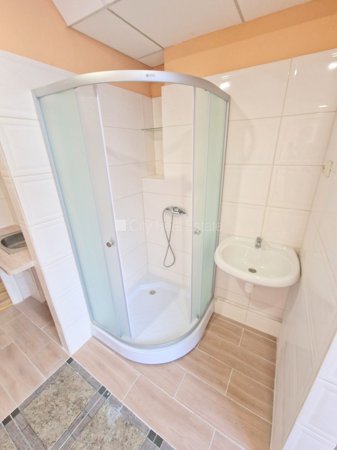 Sludinājumi. Fasādes māja, renovēta māja, ieeja no ielas, kāpņu telpa pēc kosmētiskā remonta, logi vērsti mājas Cena: 360 EUR/mēn Foto #22