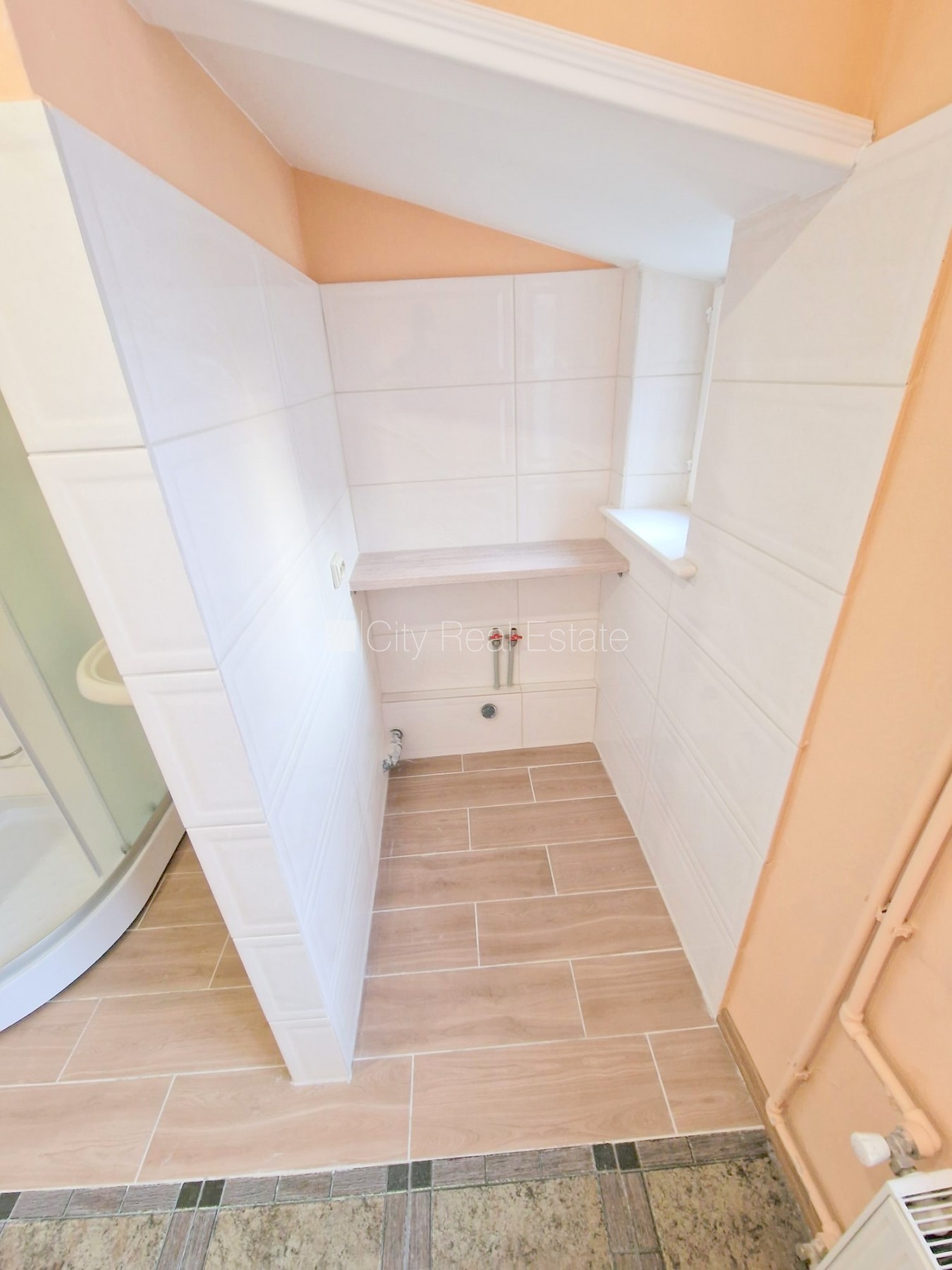 Sludinājumi. Fasādes māja, renovēta māja, ieeja no ielas, kāpņu telpa pēc kosmētiskā remonta, logi vērsti mājas Cena: 360 EUR/mēn Foto #17