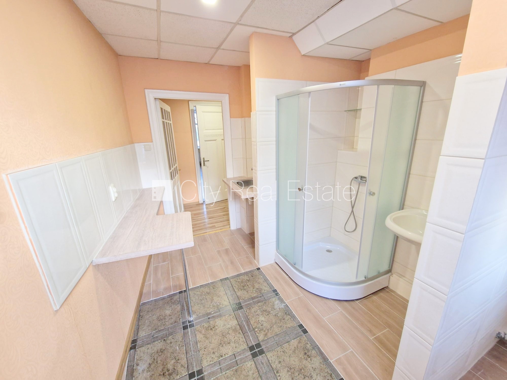 Sludinājumi. Fasādes māja, renovēta māja, ieeja no ielas, kāpņu telpa pēc kosmētiskā remonta, logi vērsti mājas Cena: 360 EUR/mēn Foto #16