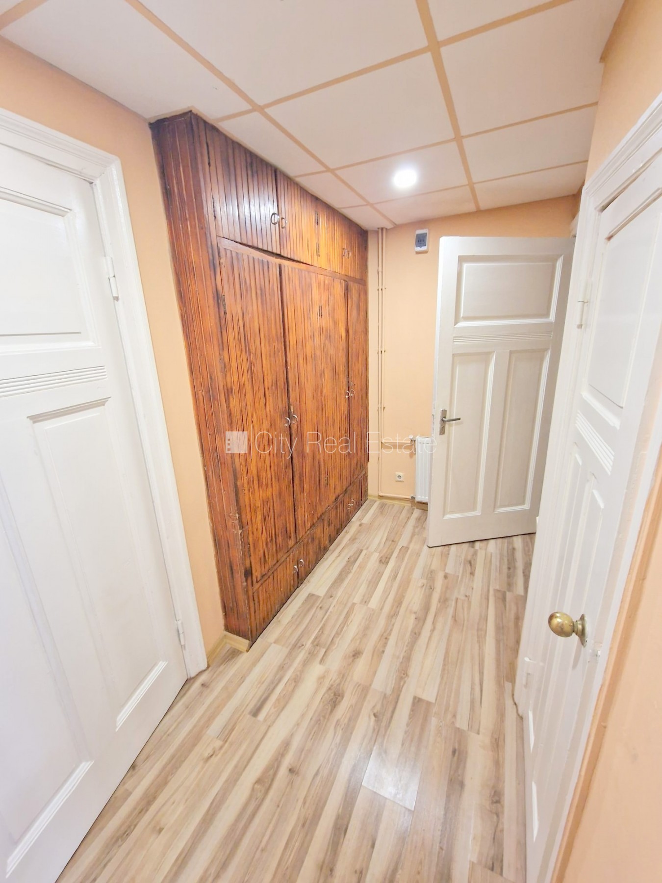 Sludinājumi. Fasādes māja, renovēta māja, ieeja no ielas, kāpņu telpa pēc kosmētiskā remonta, logi vērsti mājas Cena: 360 EUR/mēn Foto #13