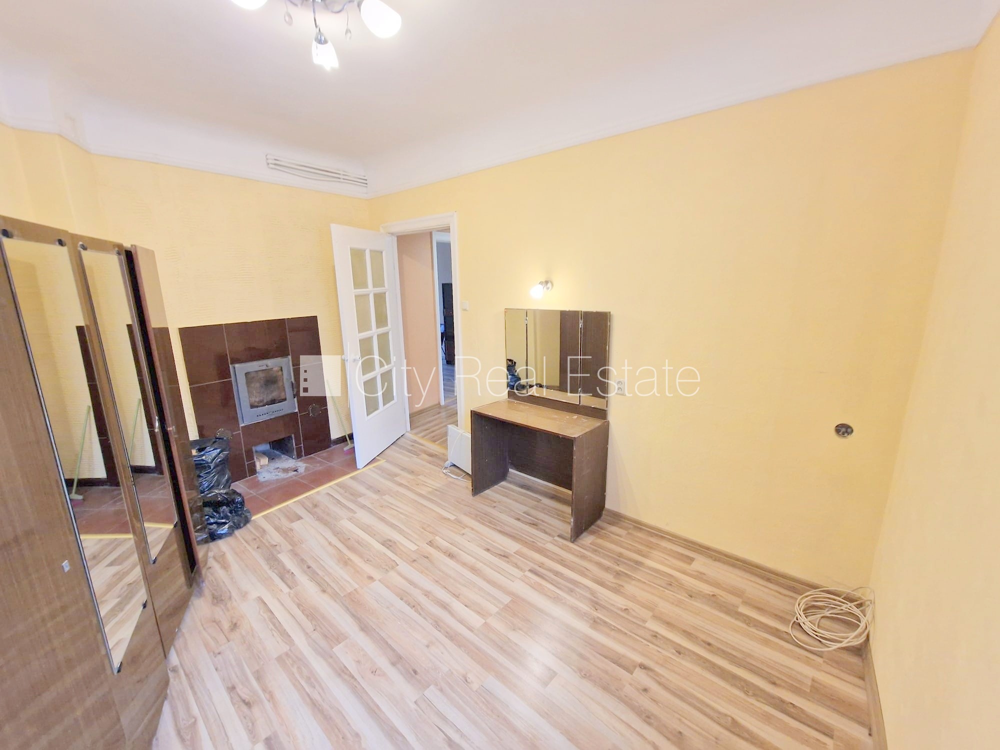 Sludinājumi. Fasādes māja, renovēta māja, ieeja no ielas, kāpņu telpa pēc kosmētiskā remonta, logi vērsti mājas Cena: 360 EUR/mēn Foto #8