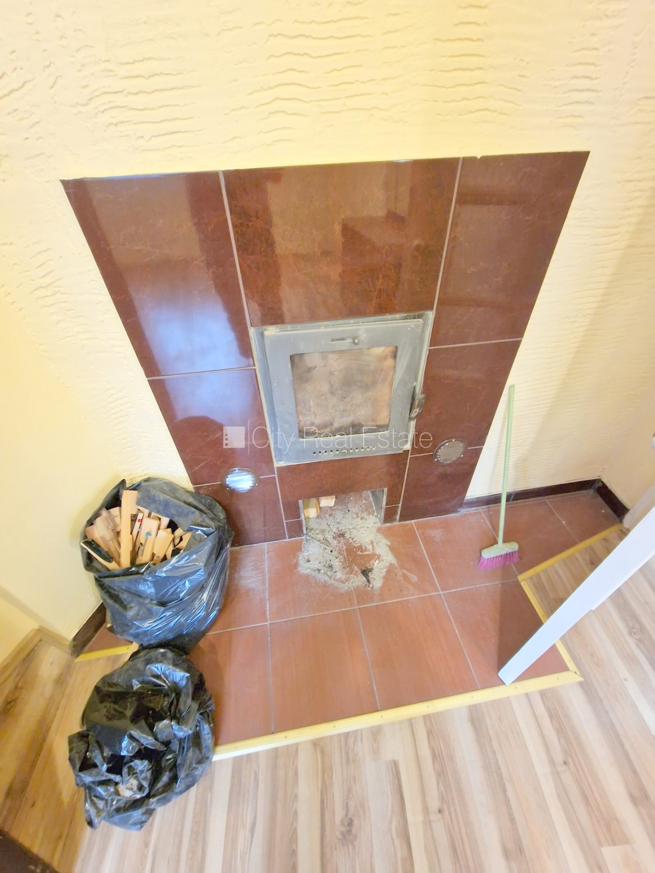 Sludinājumi. Fasādes māja, renovēta māja, ieeja no ielas, kāpņu telpa pēc kosmētiskā remonta, logi vērsti mājas Cena: 360 EUR/mēn Foto #11