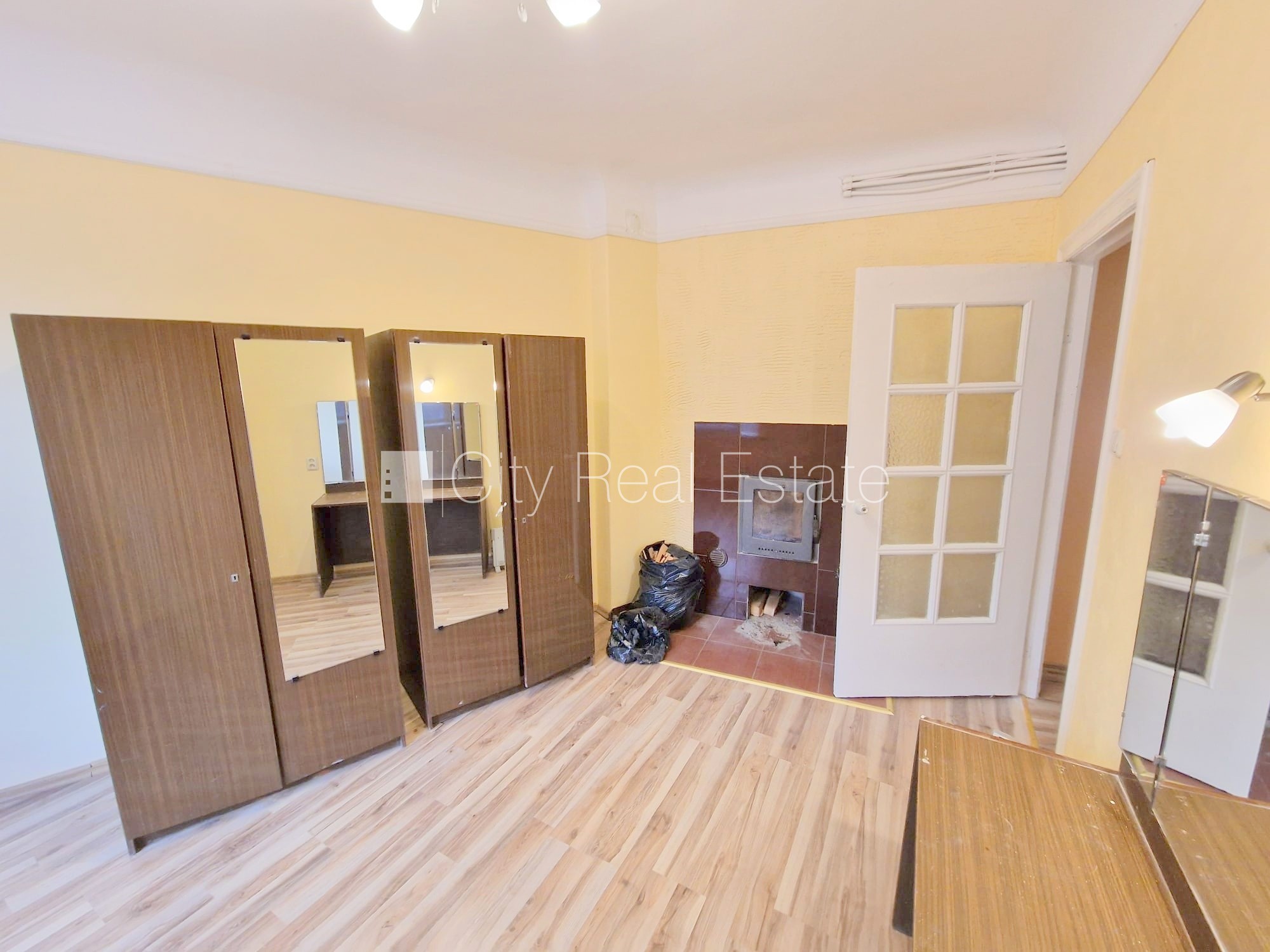 Sludinājumi. Fasādes māja, renovēta māja, ieeja no ielas, kāpņu telpa pēc kosmētiskā remonta, logi vērsti mājas Cena: 360 EUR/mēn Foto #9