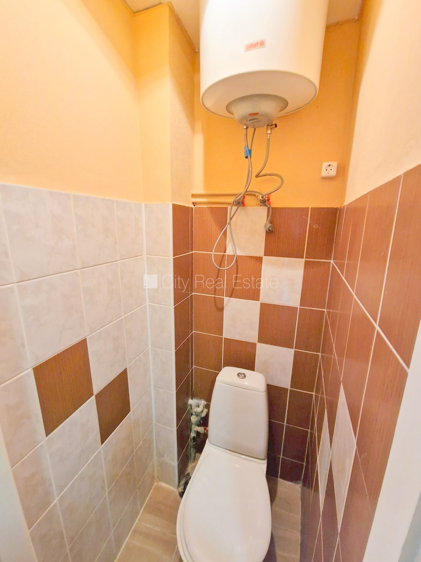 Sludinājumi. Fasādes māja, renovēta māja, ieeja no ielas, kāpņu telpa pēc kosmētiskā remonta, logi vērsti mājas Cena: 360 EUR/mēn Foto #24