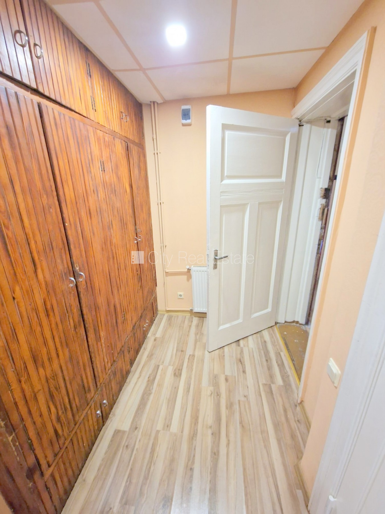 Sludinājumi. Fasādes māja, renovēta māja, ieeja no ielas, kāpņu telpa pēc kosmētiskā remonta, logi vērsti mājas Cena: 360 EUR/mēn Foto #25