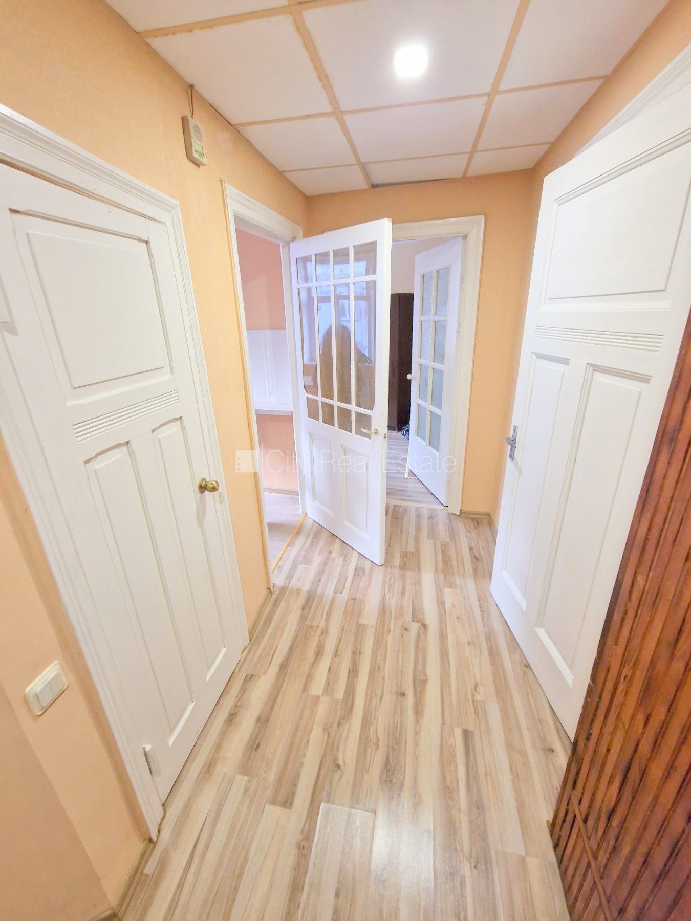 Sludinājumi. Fasādes māja, renovēta māja, ieeja no ielas, kāpņu telpa pēc kosmētiskā remonta, logi vērsti mājas Cena: 360 EUR/mēn Foto #5